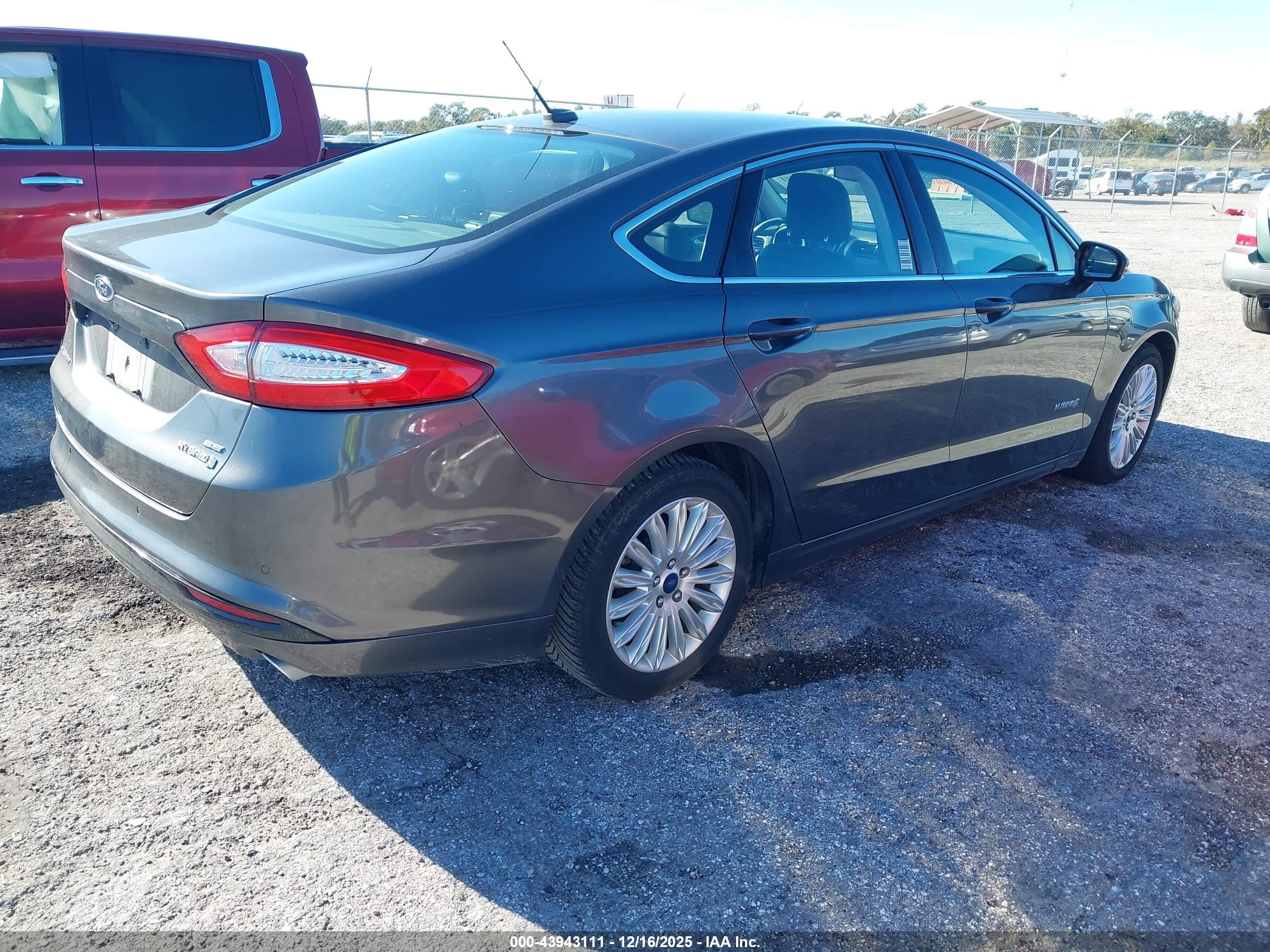 FORD FUSION image 4