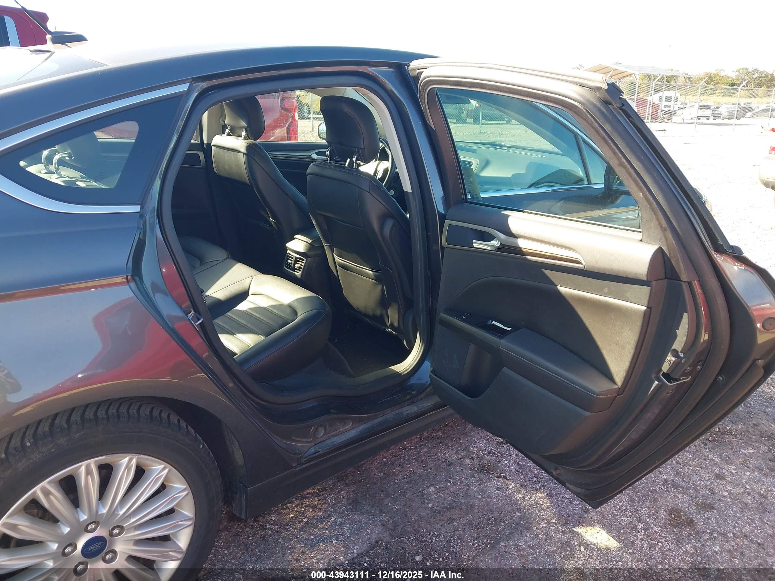 FORD FUSION image 8