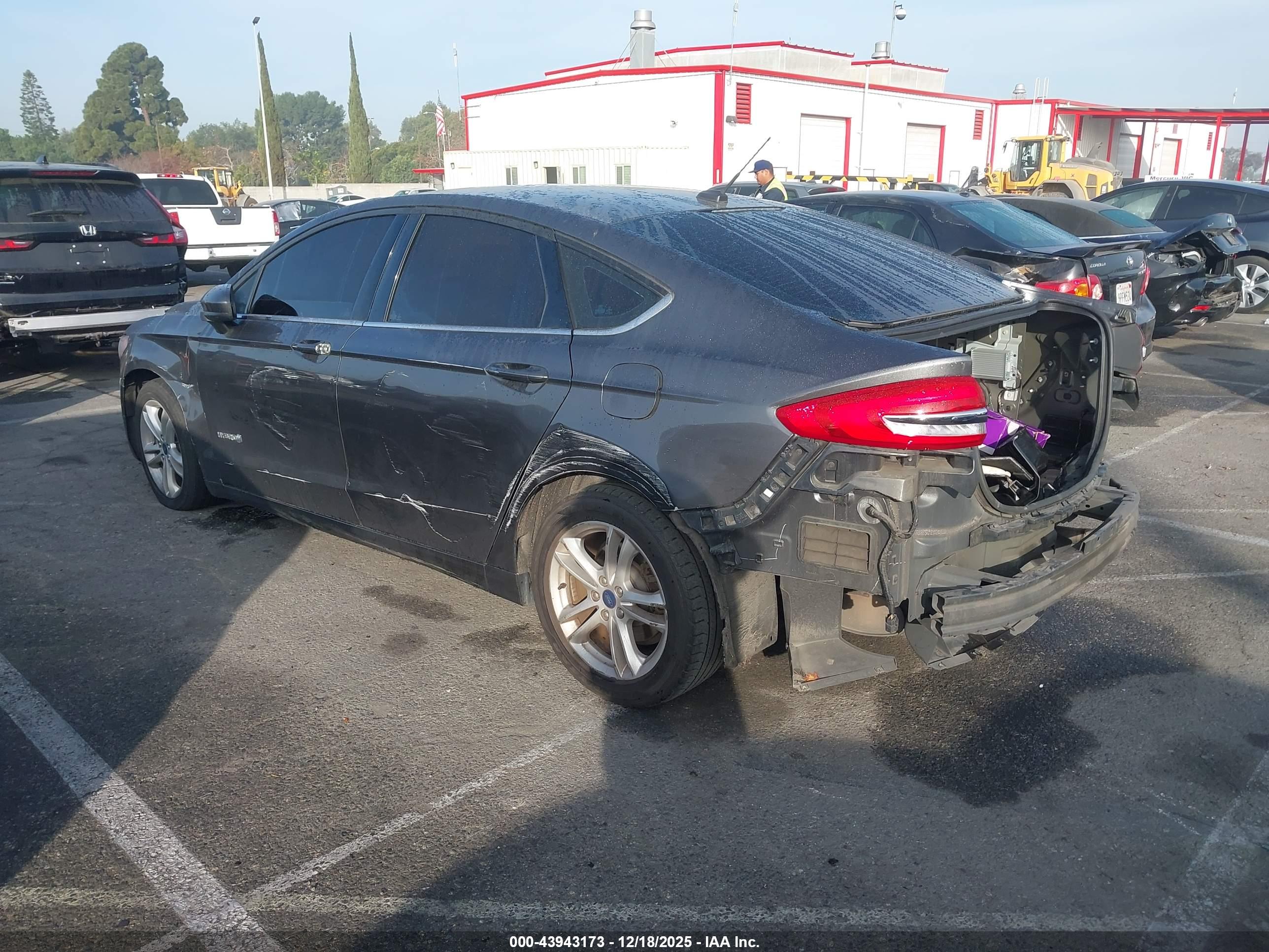 FORD FUSION image 3