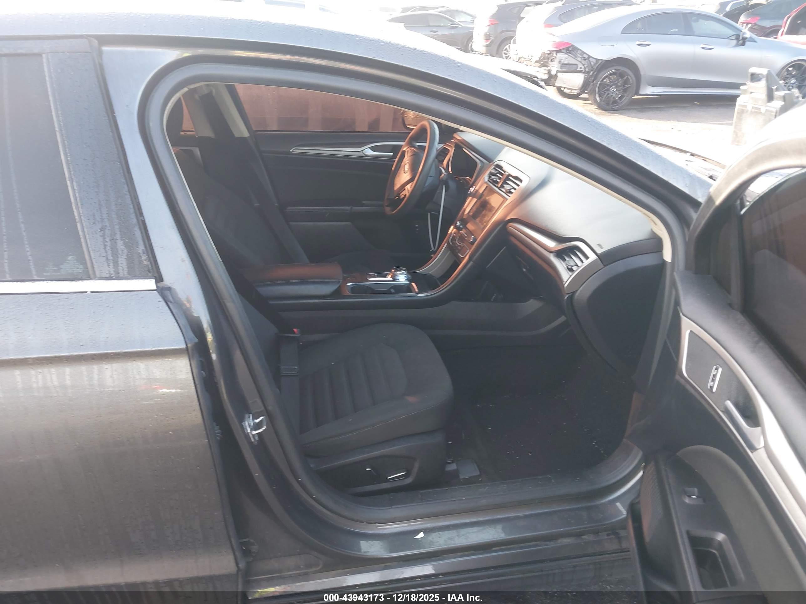 FORD FUSION image 5