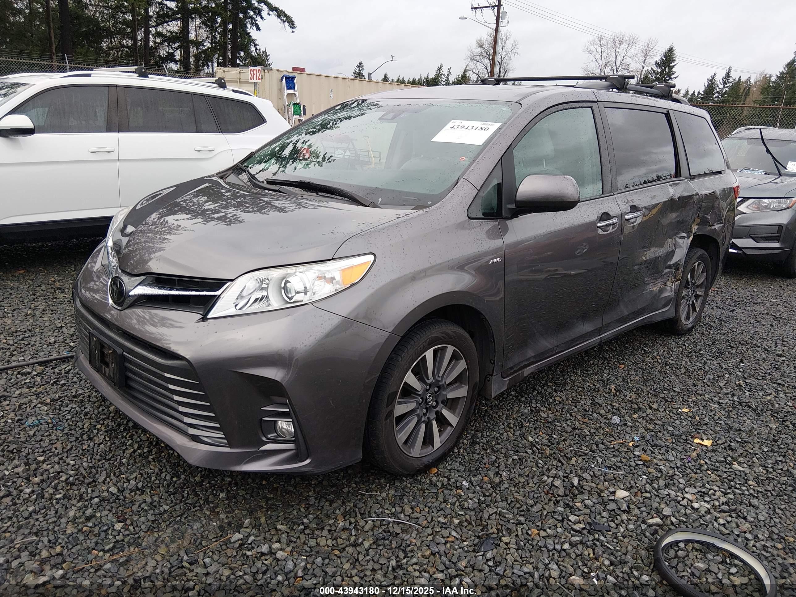 TOYOTA SIENNA image 2