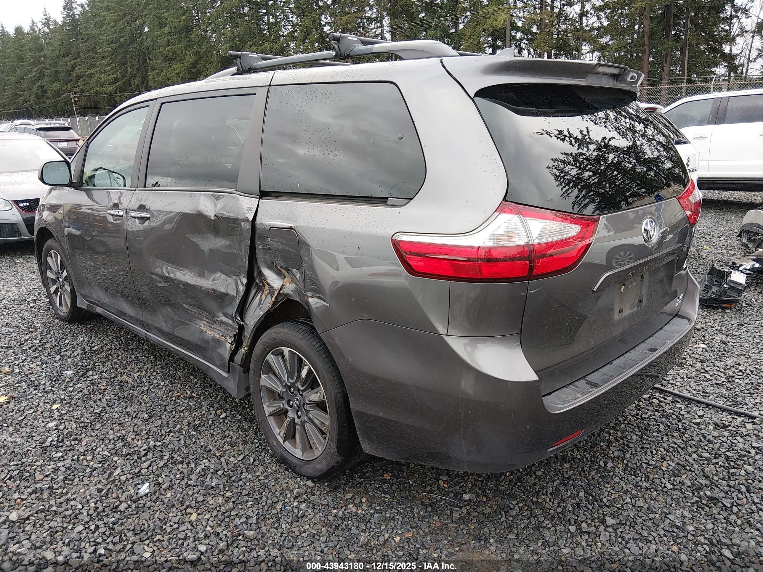 TOYOTA SIENNA image 3