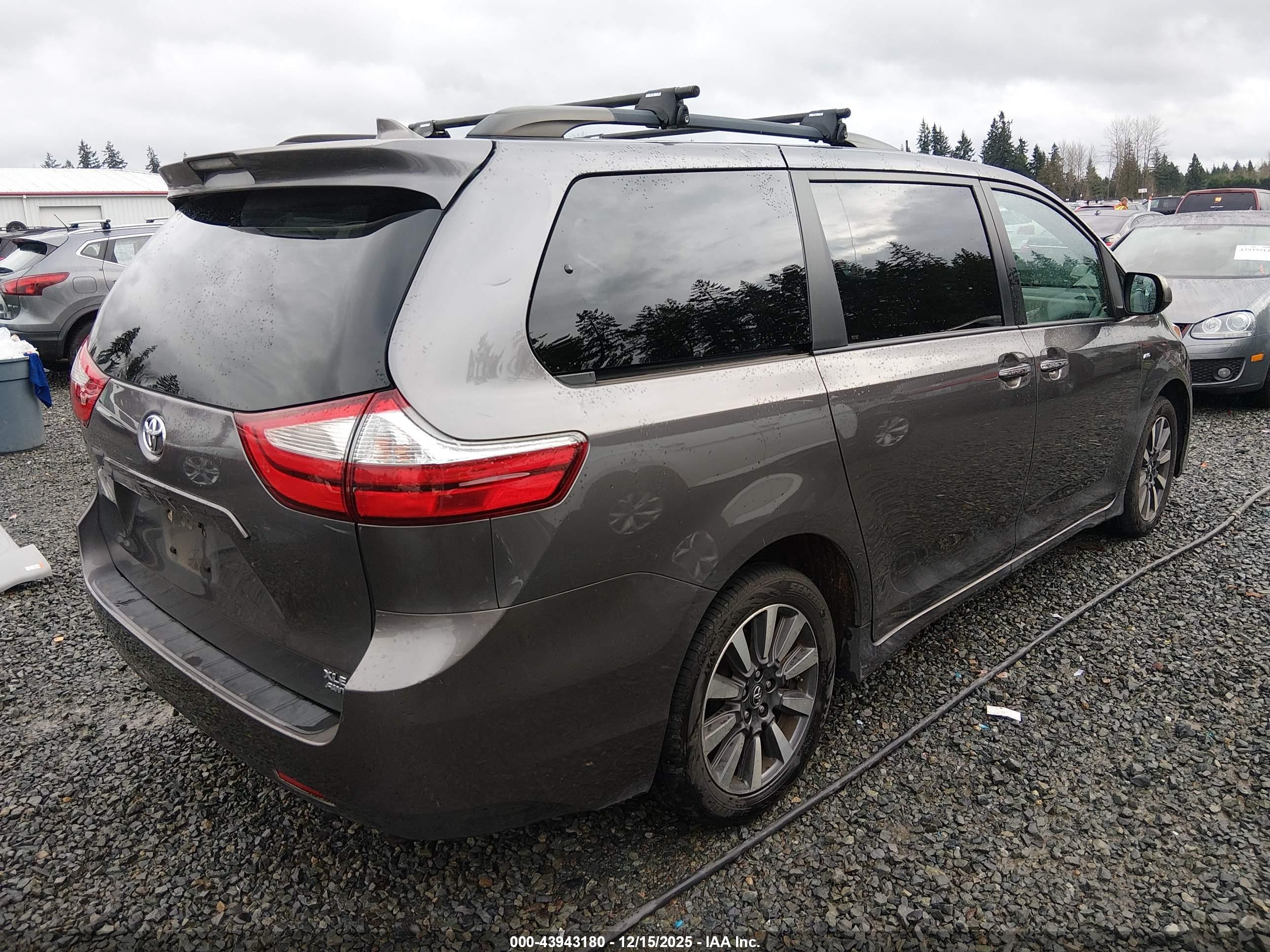 TOYOTA SIENNA image 4