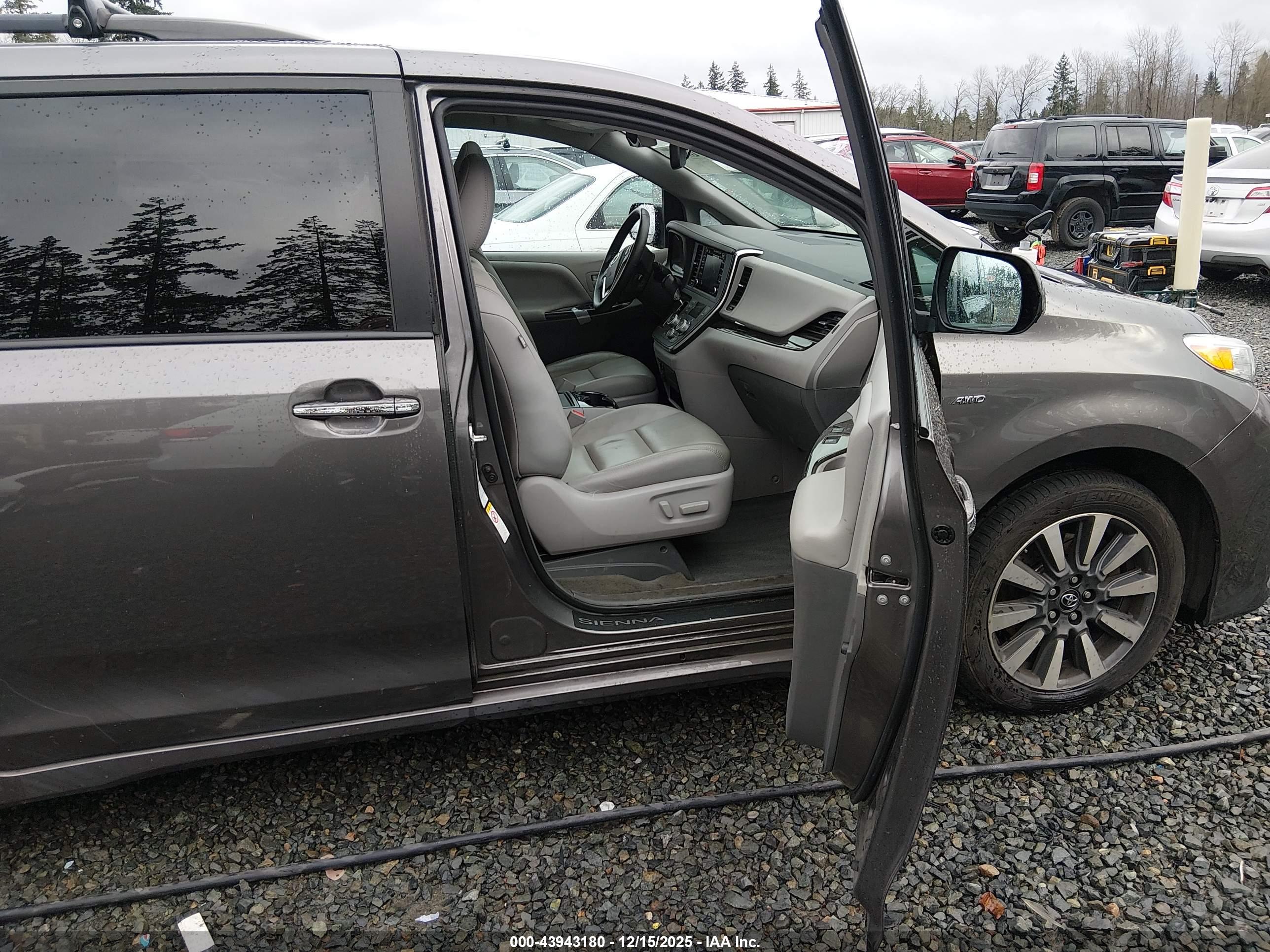 TOYOTA SIENNA image 5