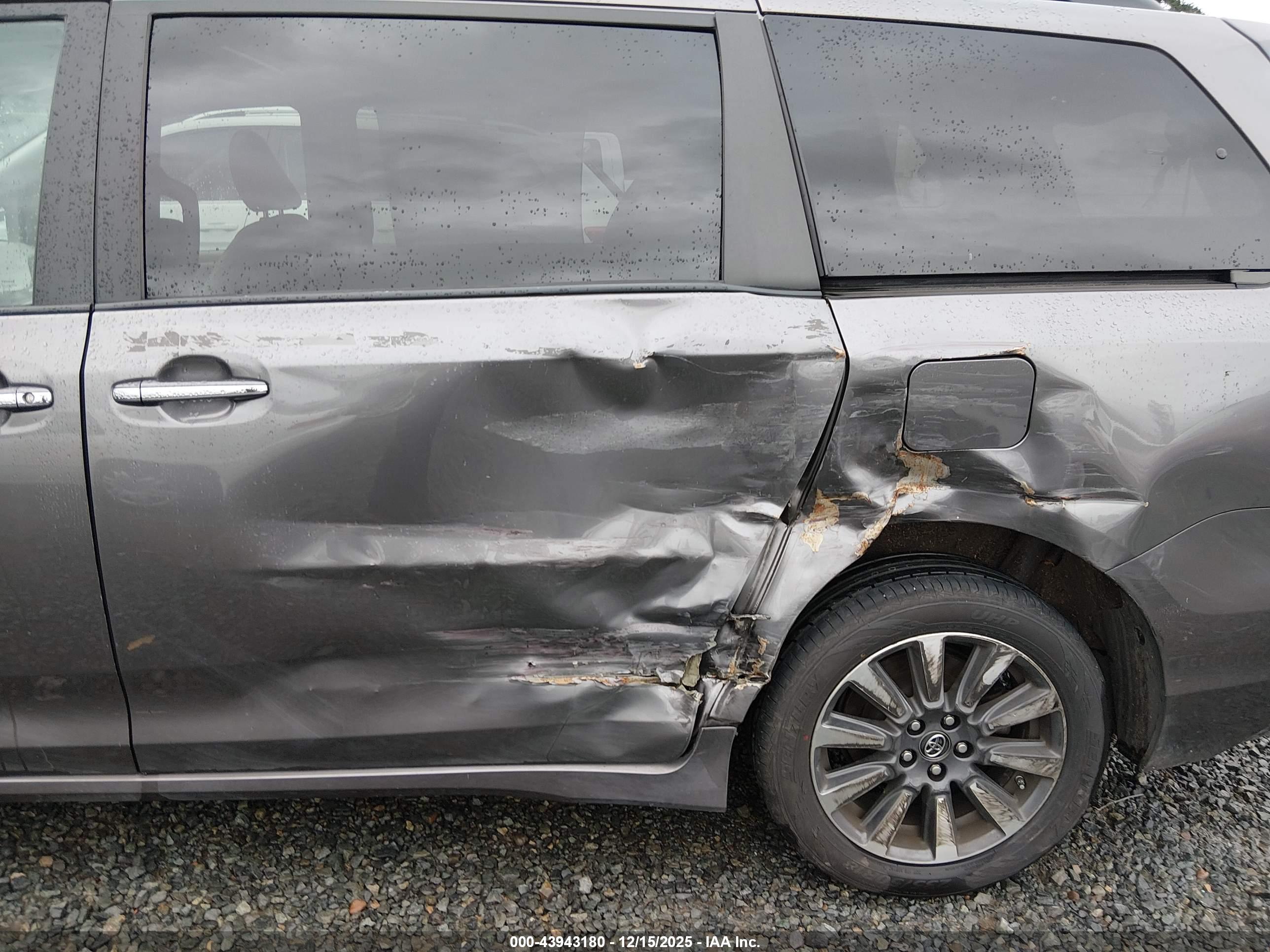TOYOTA SIENNA image 6