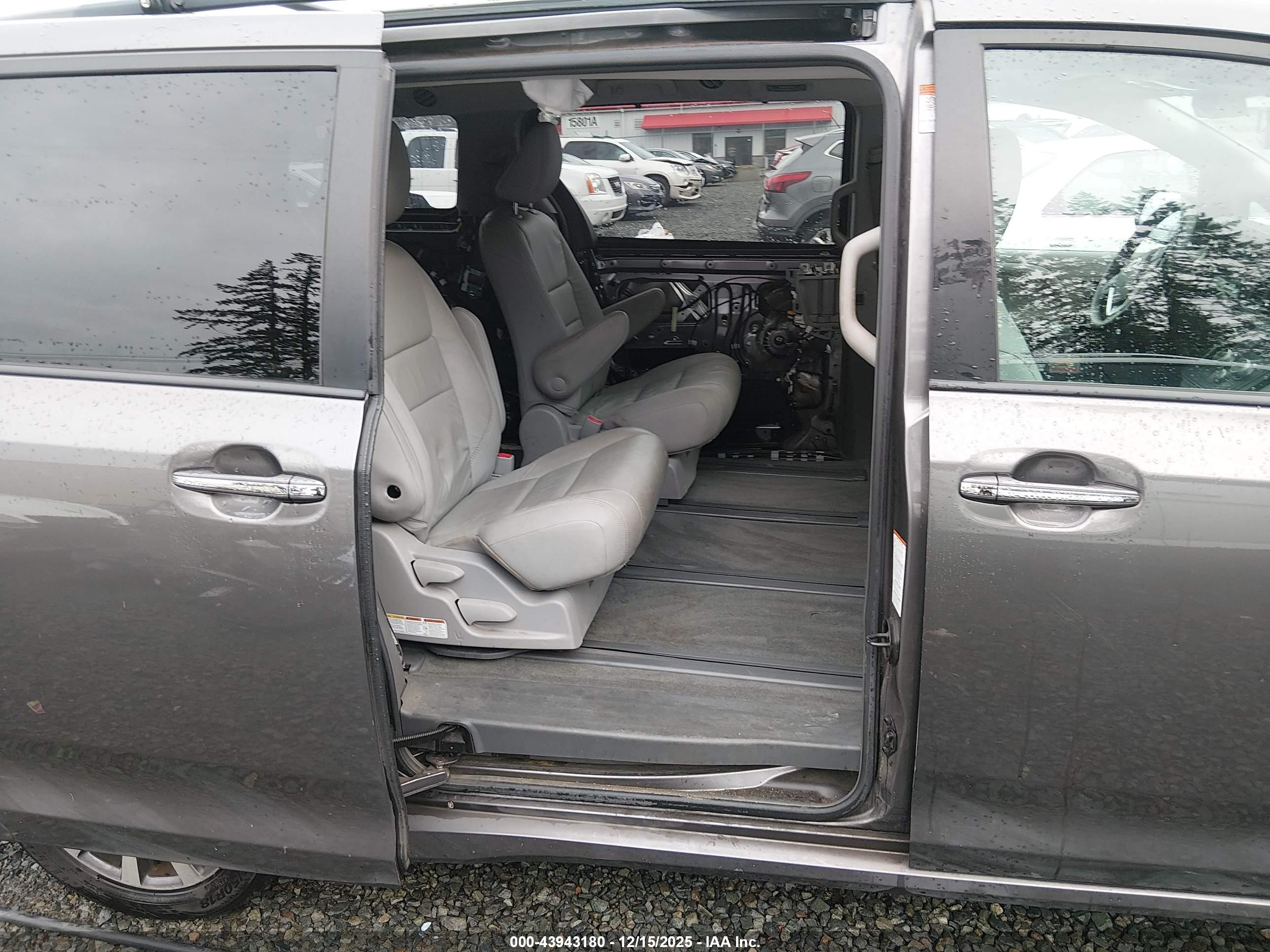 TOYOTA SIENNA image 8