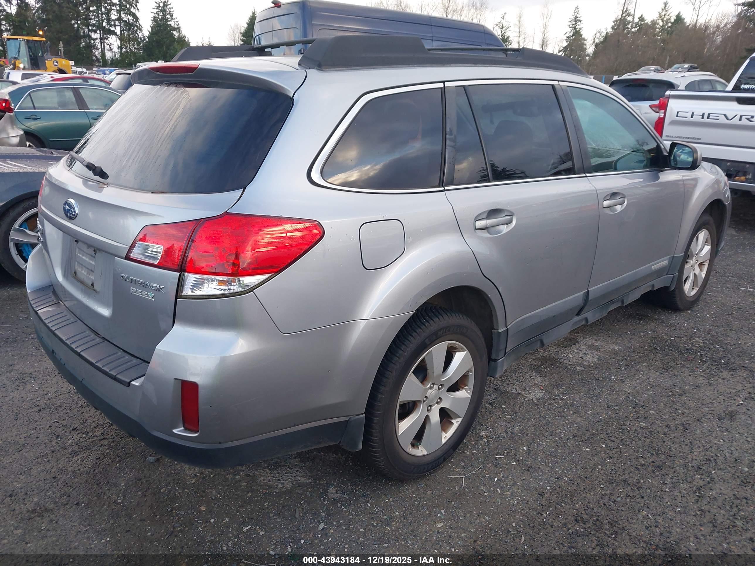 SUBARU OUTBACK image 4