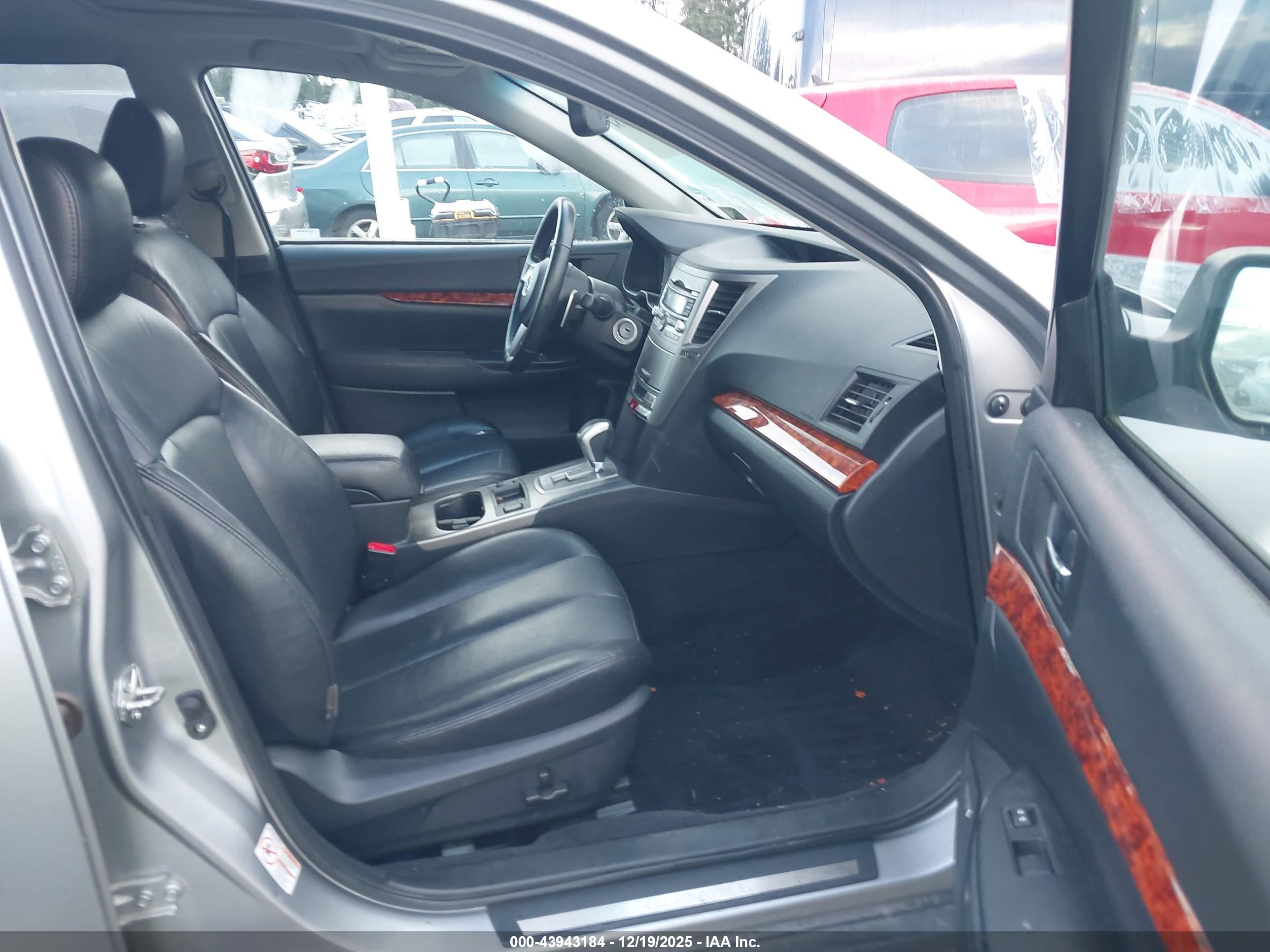 SUBARU OUTBACK image 5