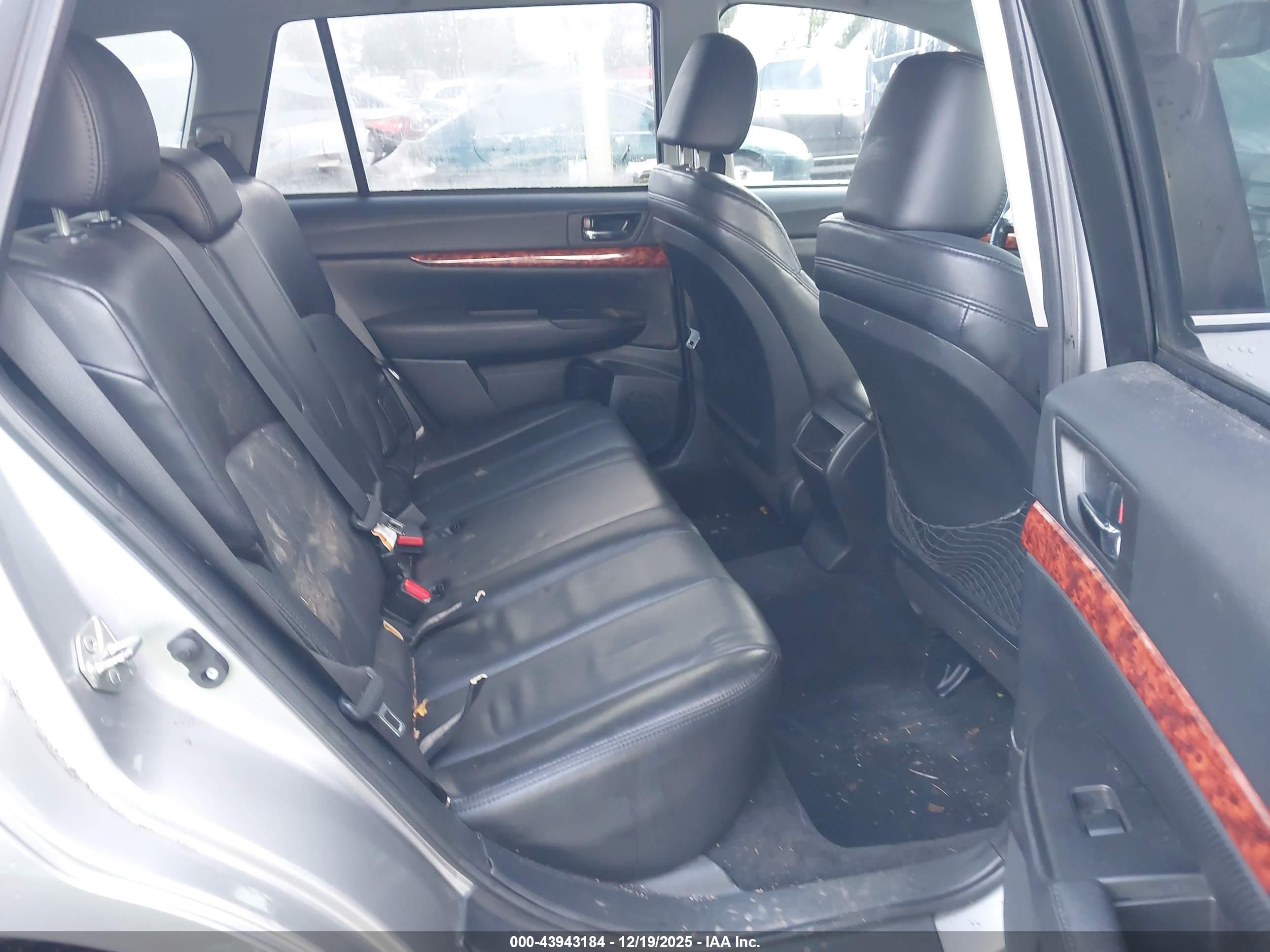 SUBARU OUTBACK image 8