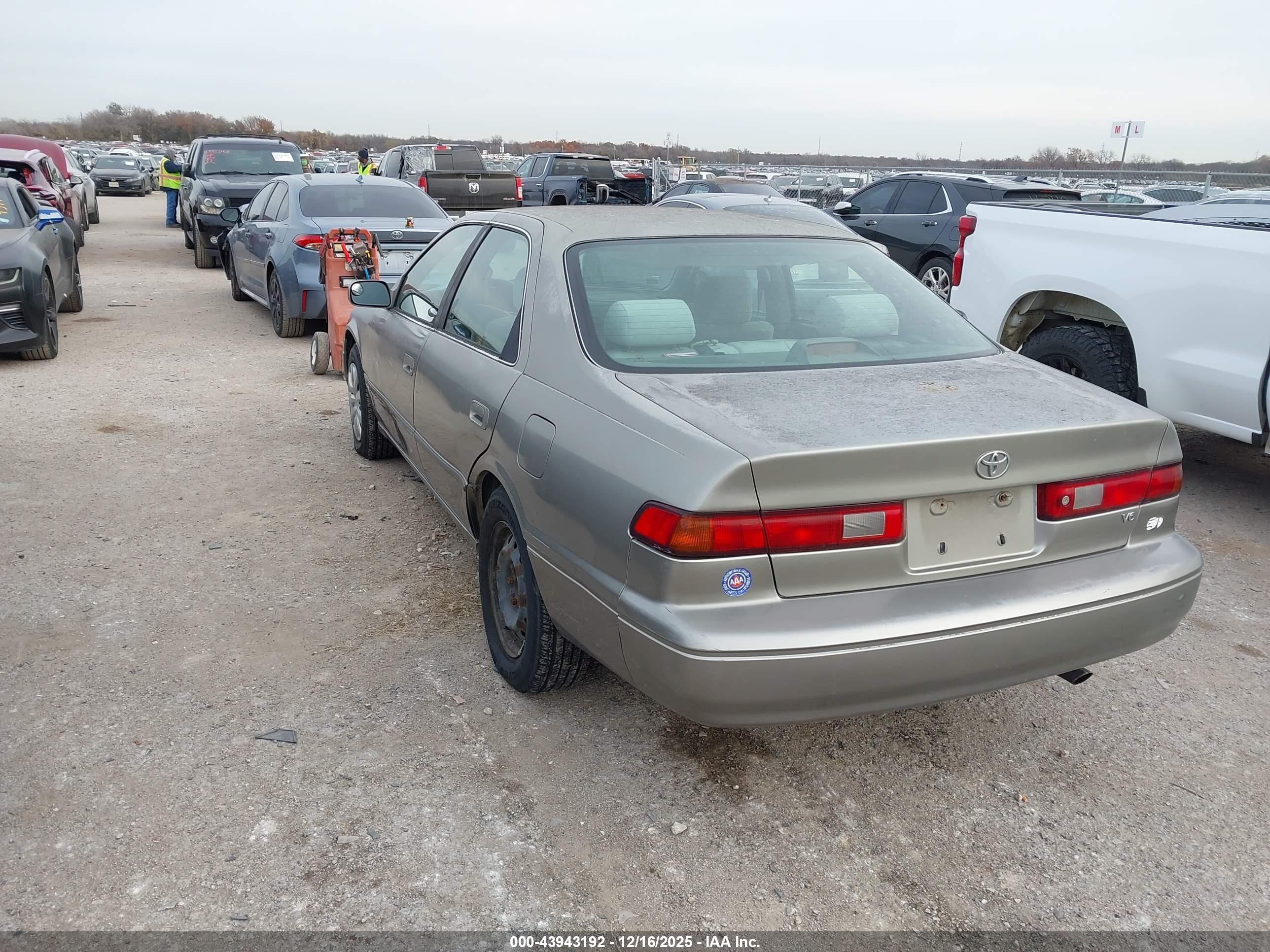 TOYOTA CAMRY image 3