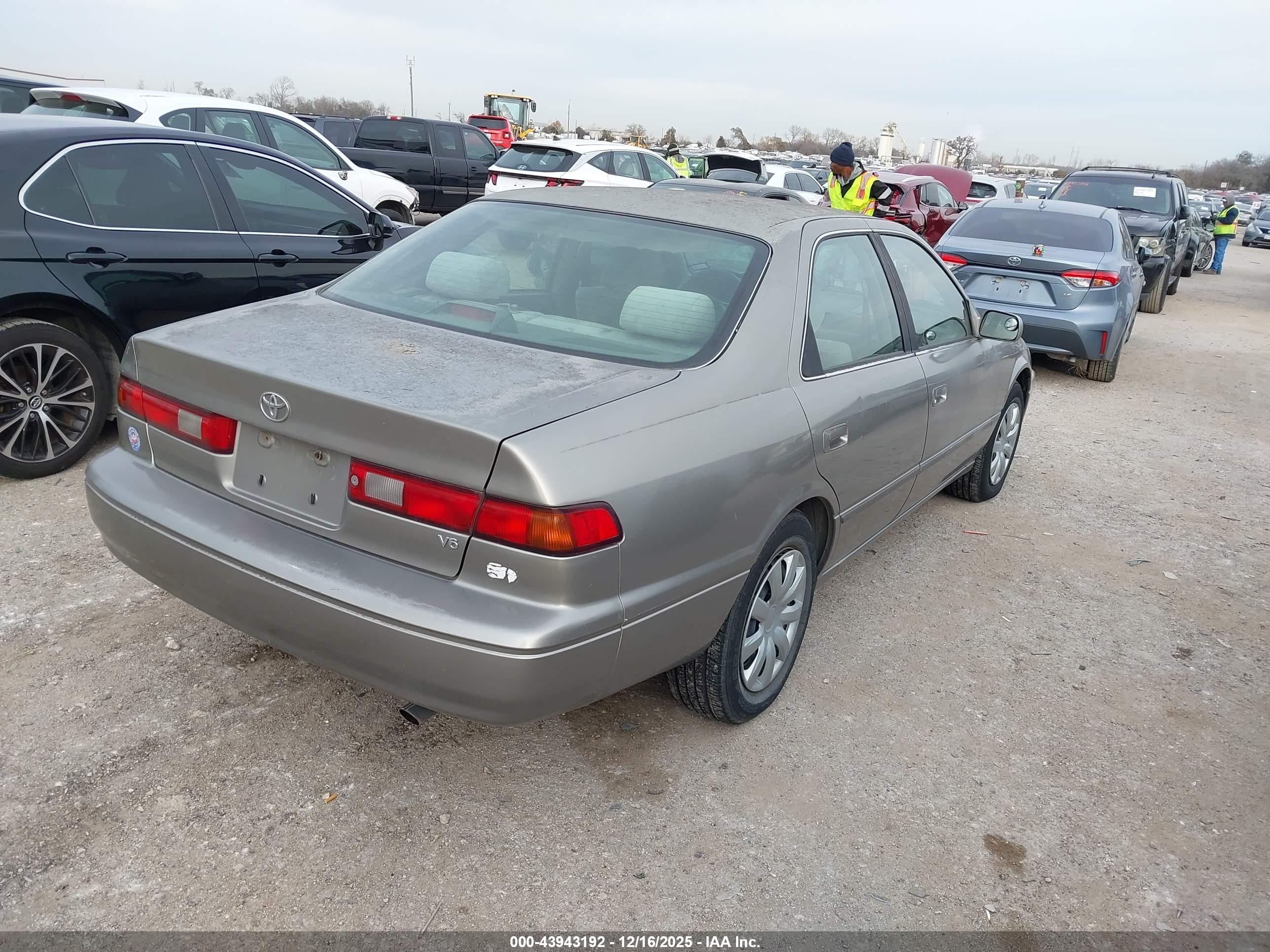TOYOTA CAMRY image 4