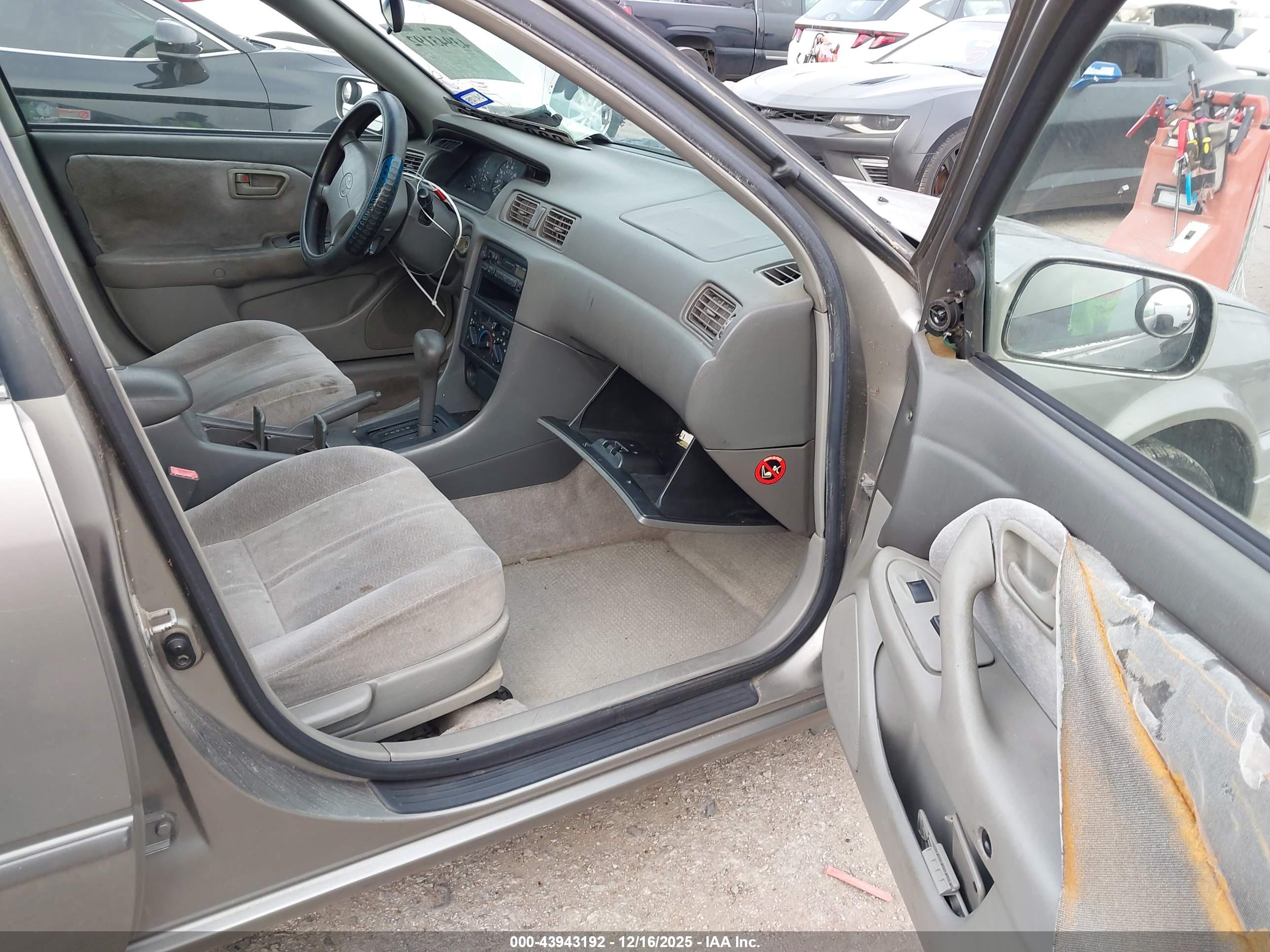TOYOTA CAMRY image 5