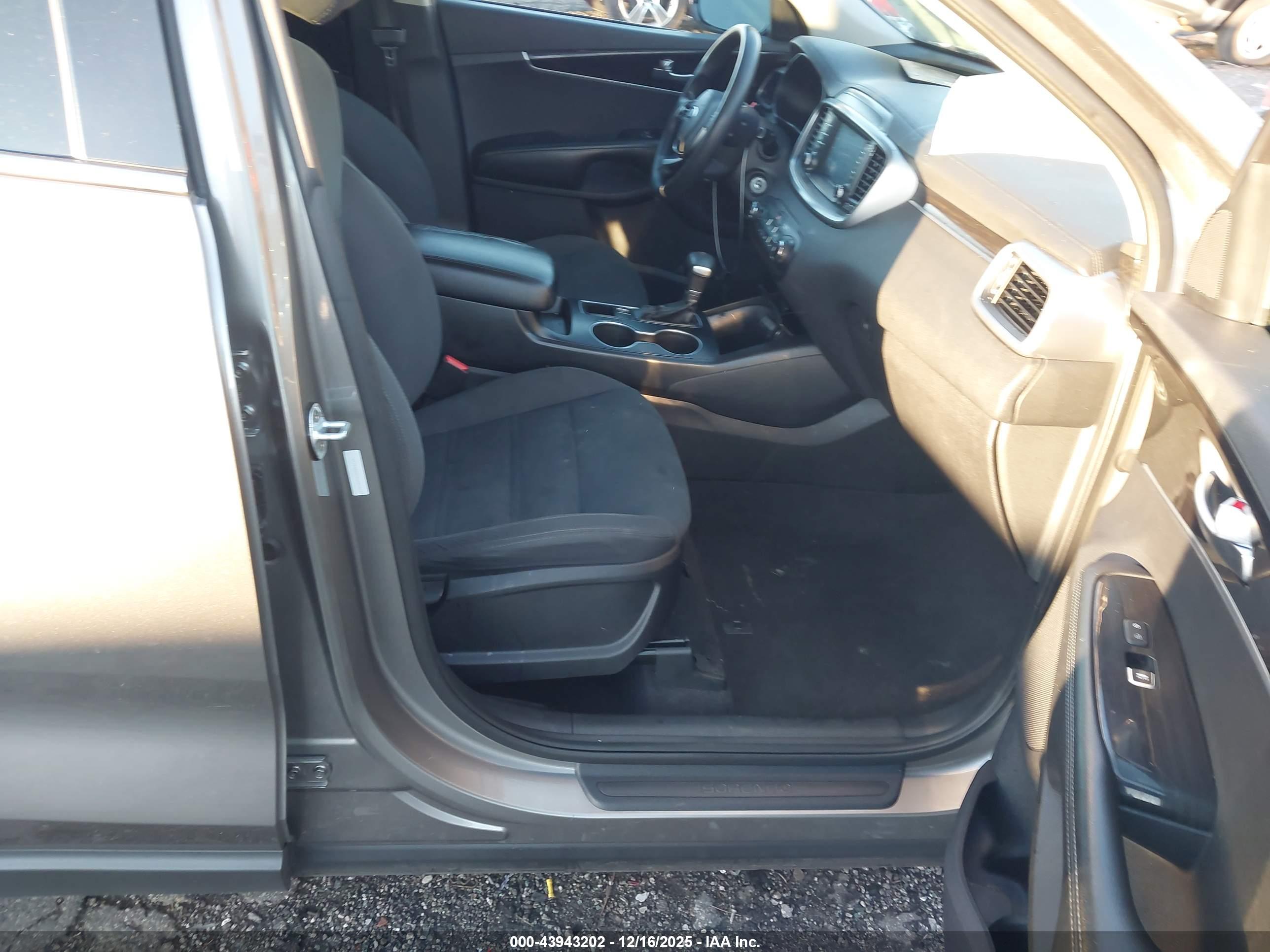 KIA SORENTO image 5