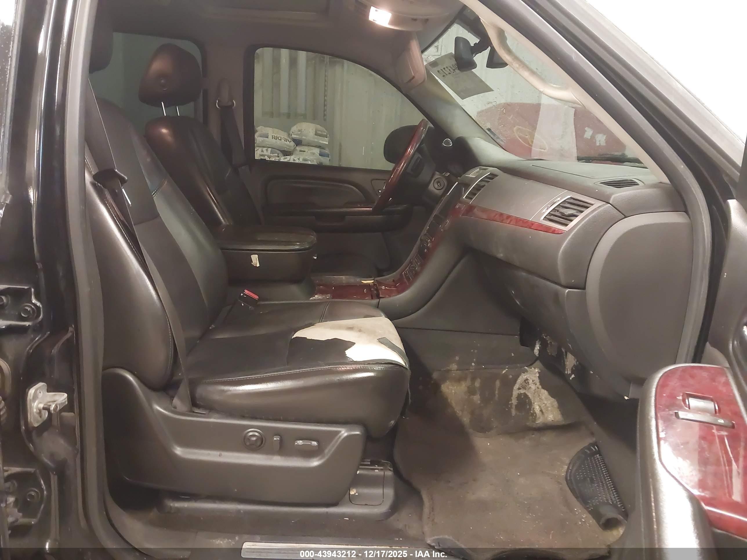 CADILLAC ESCALADE image 5