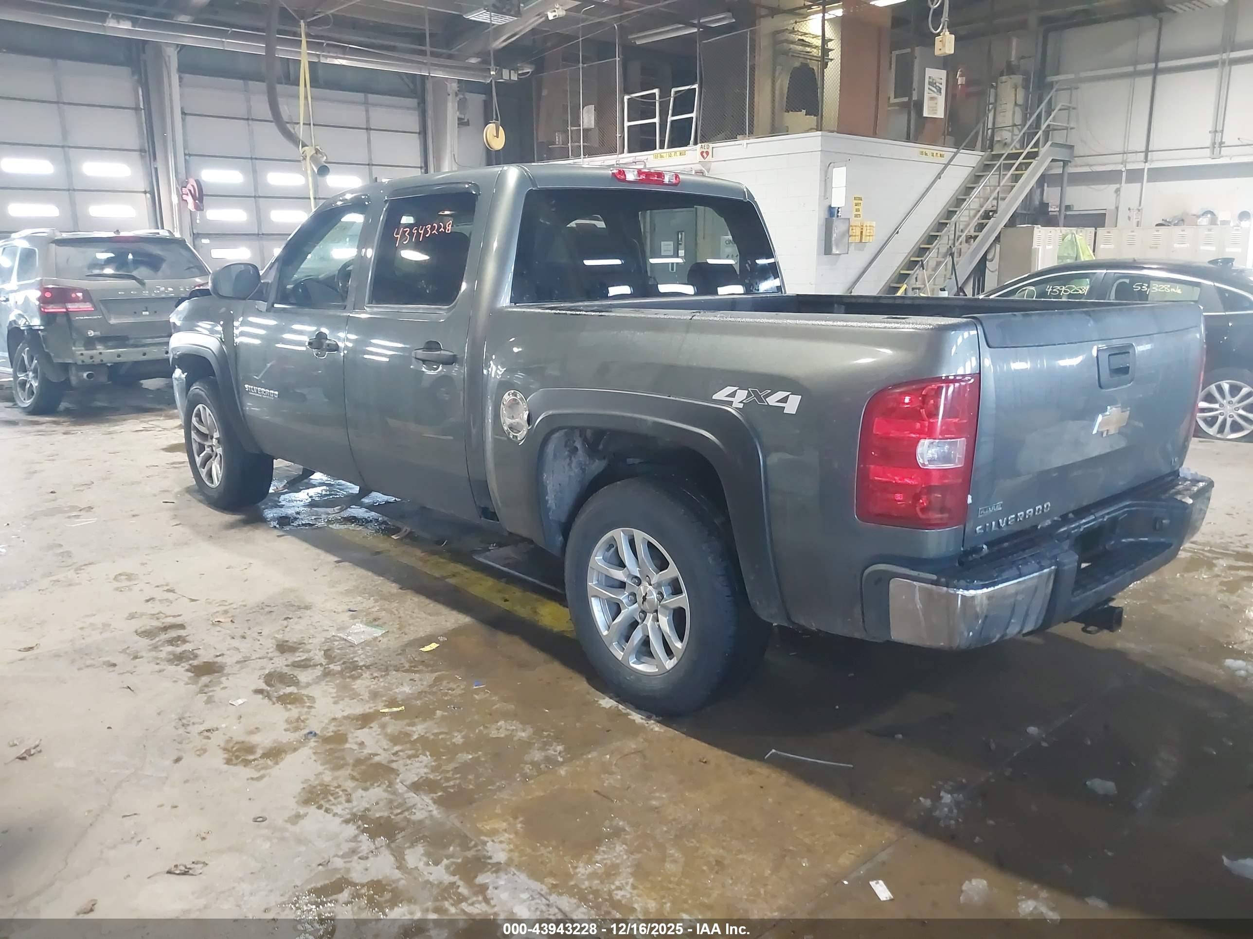 CHEVROLET SILVERADO image 3