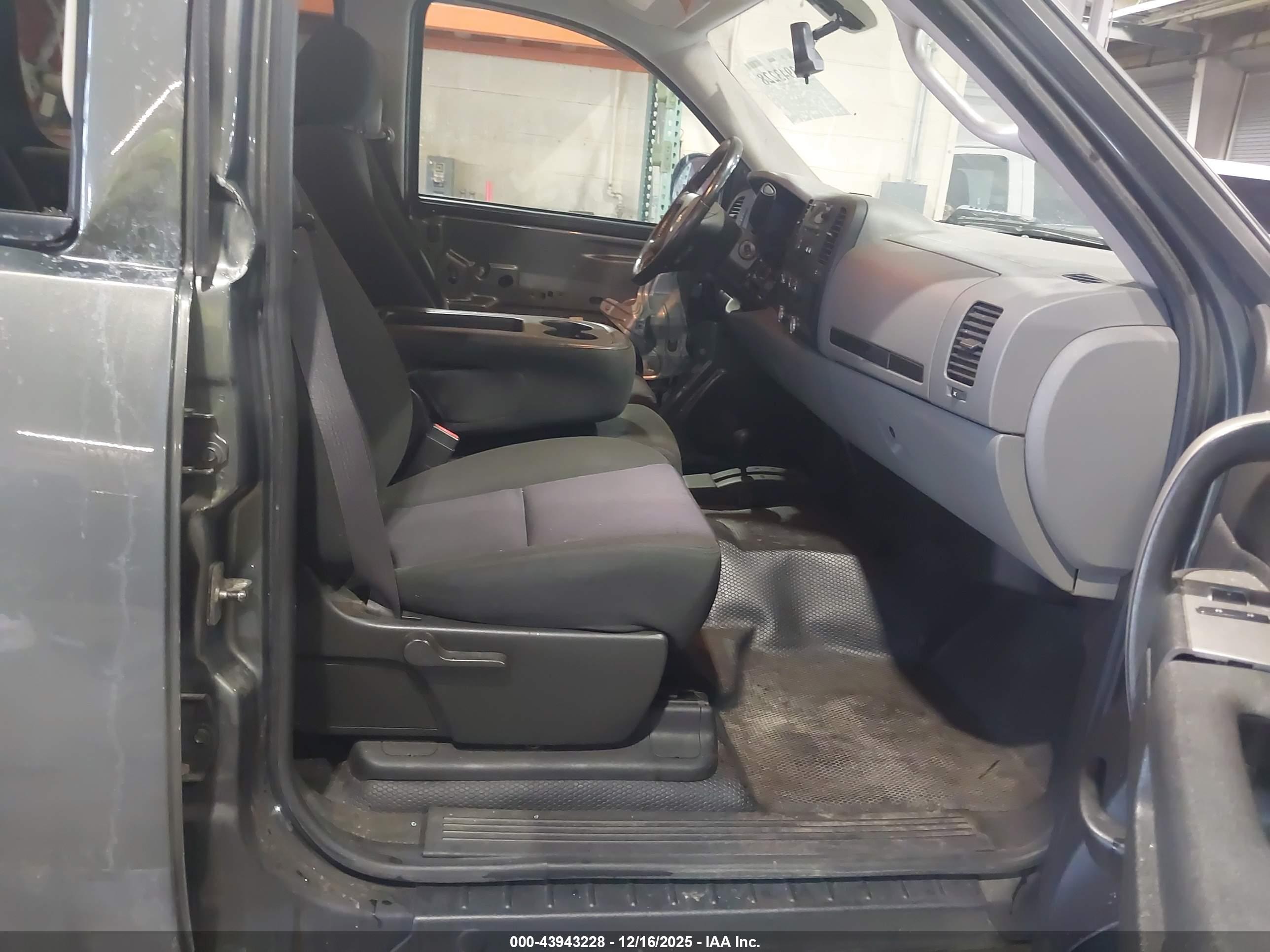 CHEVROLET SILVERADO image 5