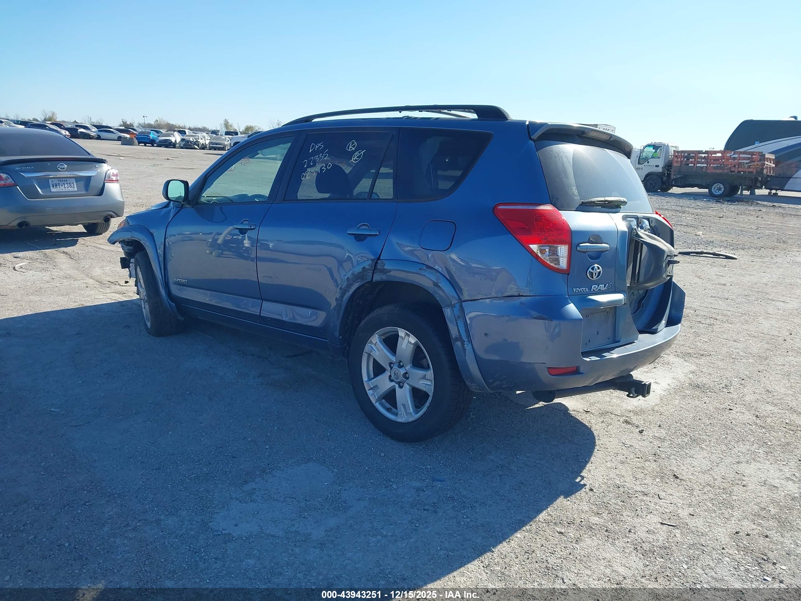 TOYOTA RAV4 image 3