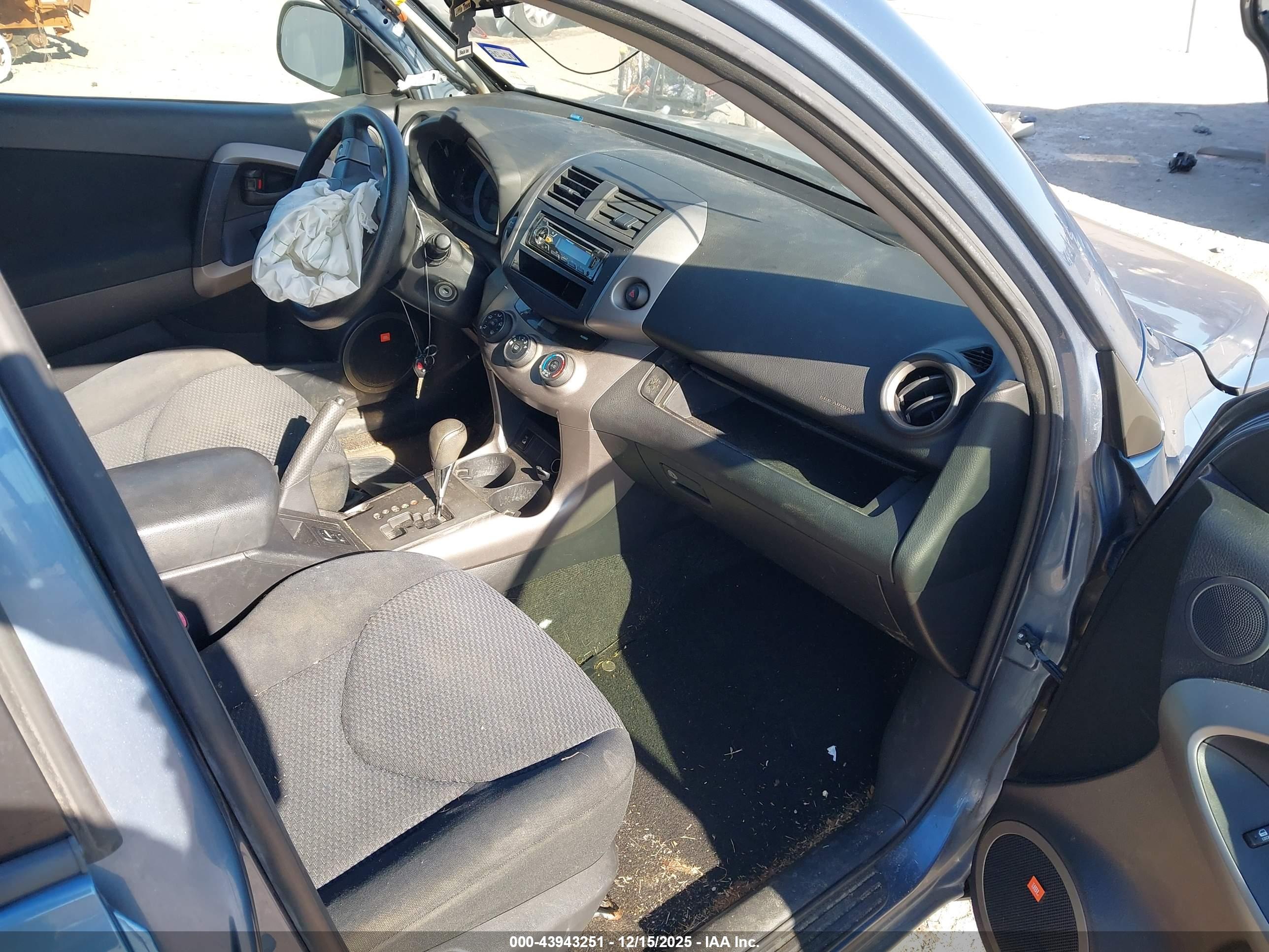 TOYOTA RAV4 image 5