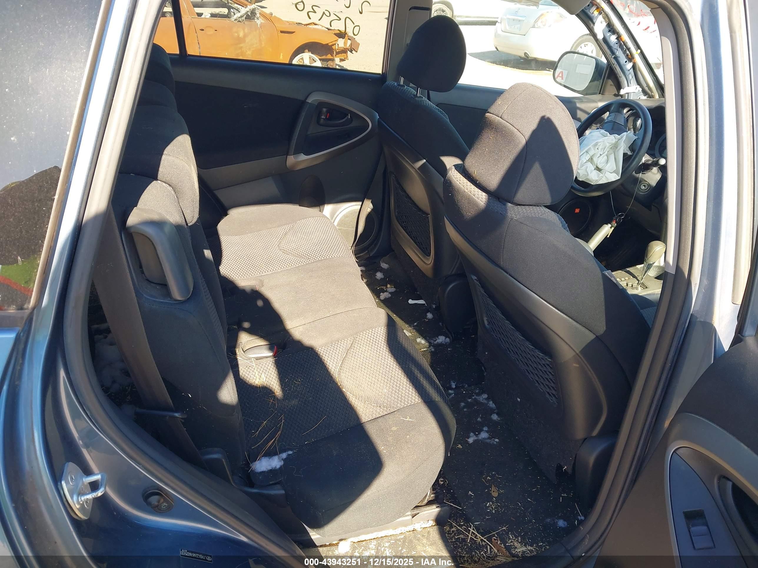 TOYOTA RAV4 image 8