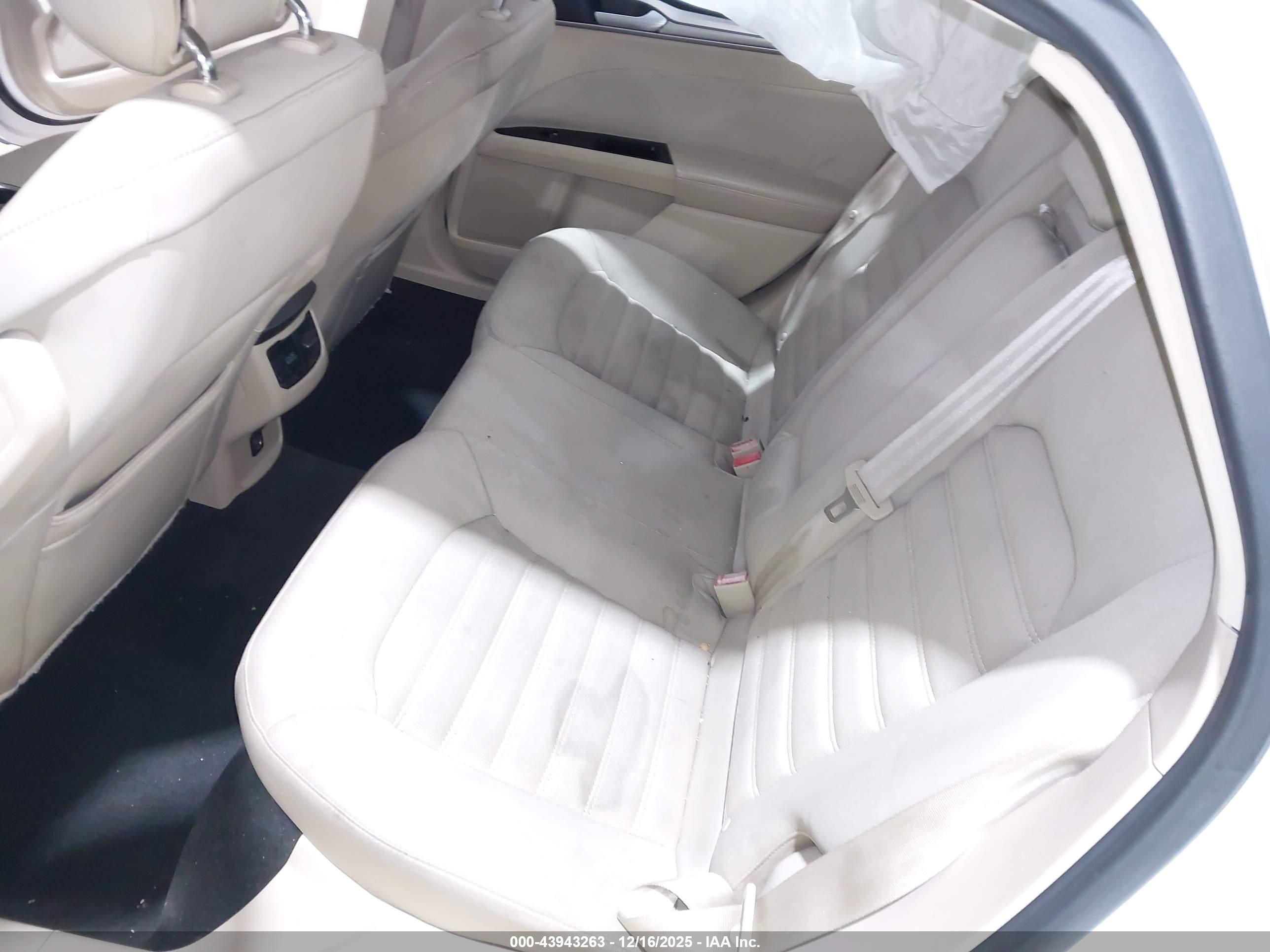 FORD FUSION image 8