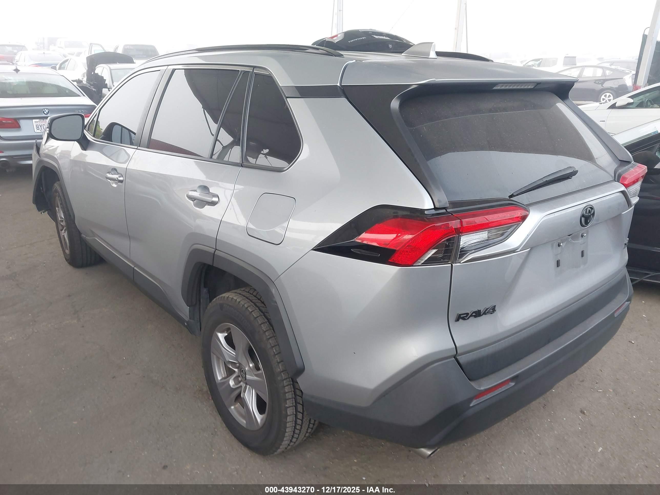 TOYOTA RAV4 image 3