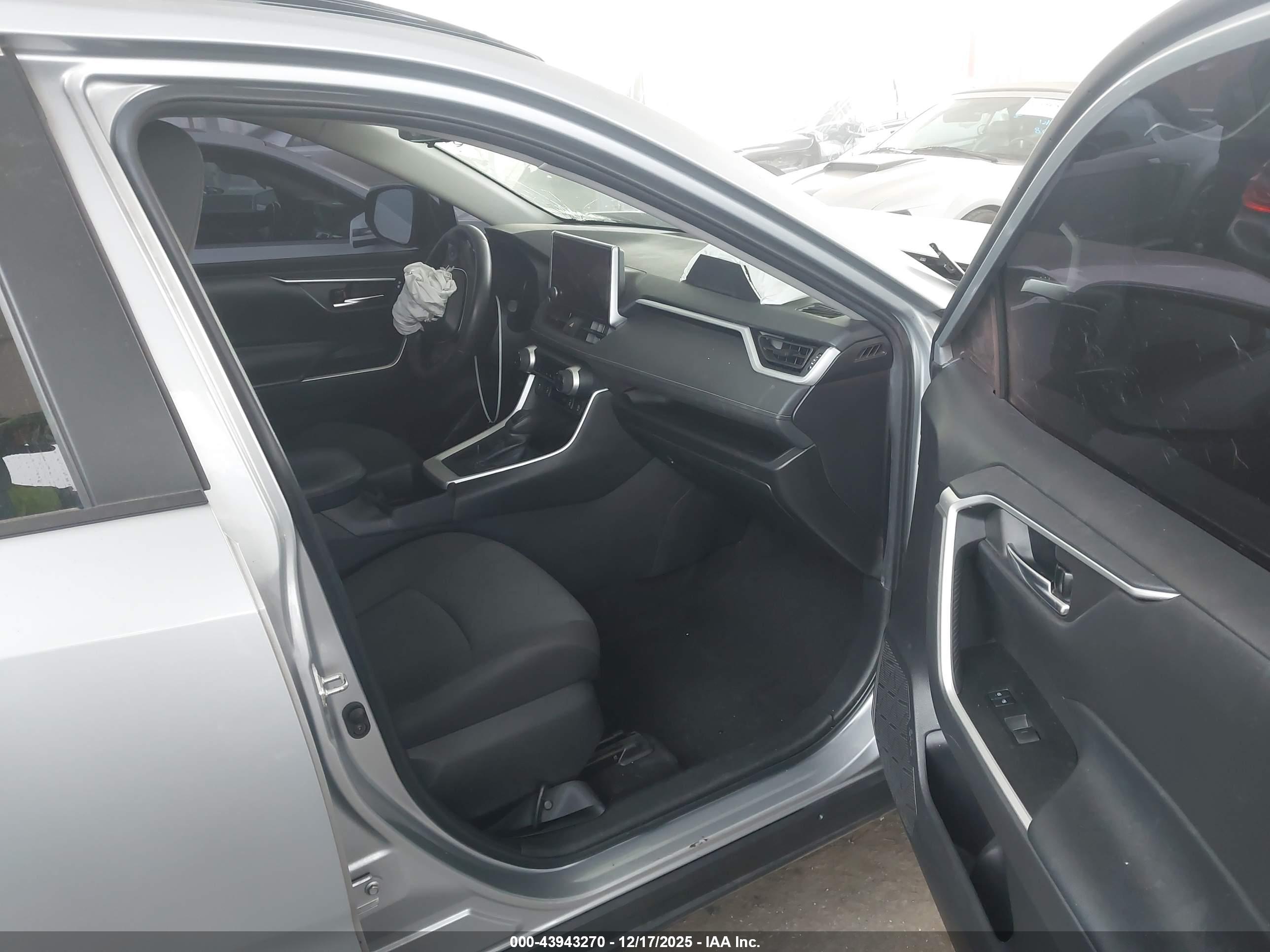 TOYOTA RAV4 image 5