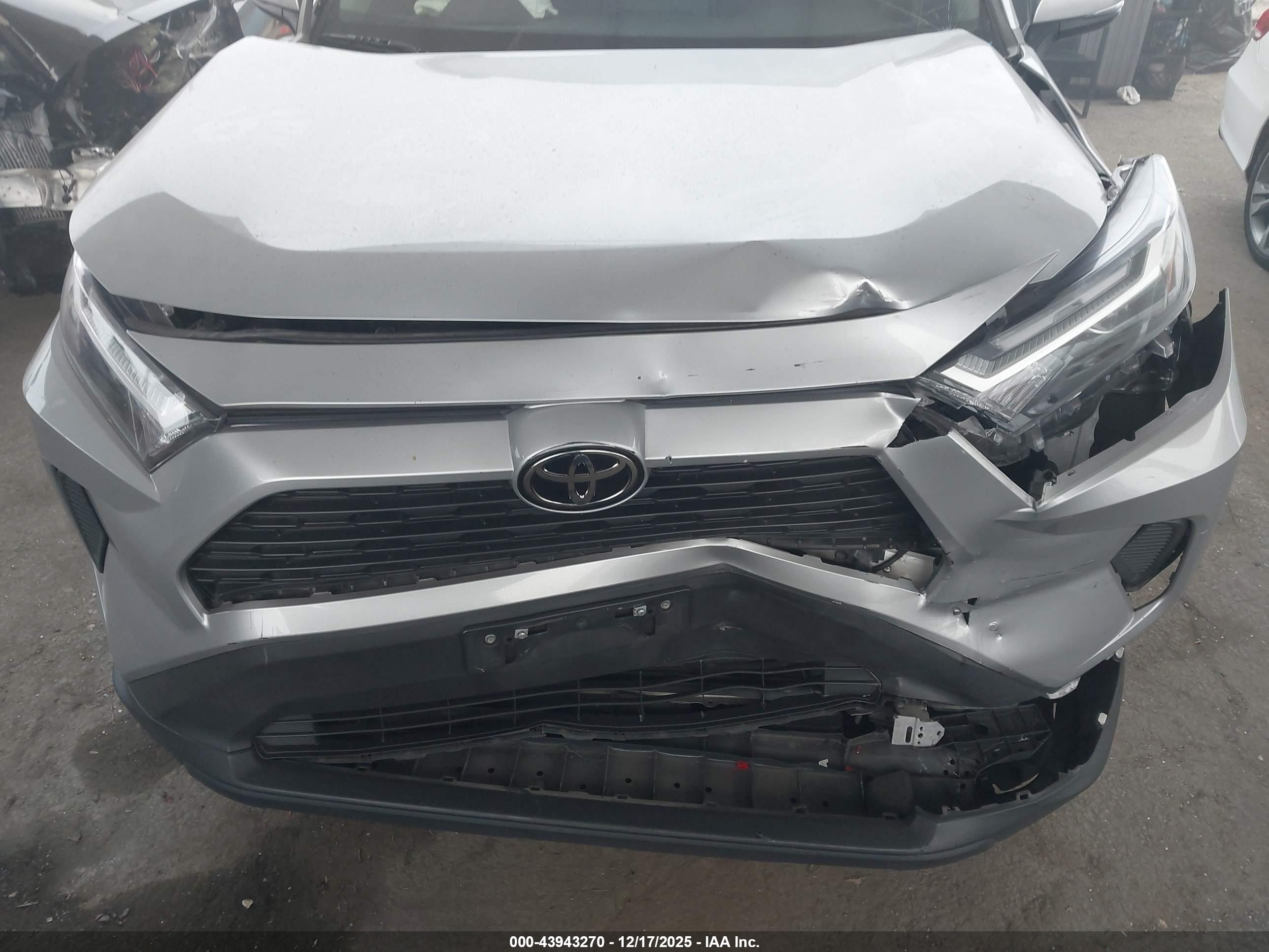 TOYOTA RAV4 image 6