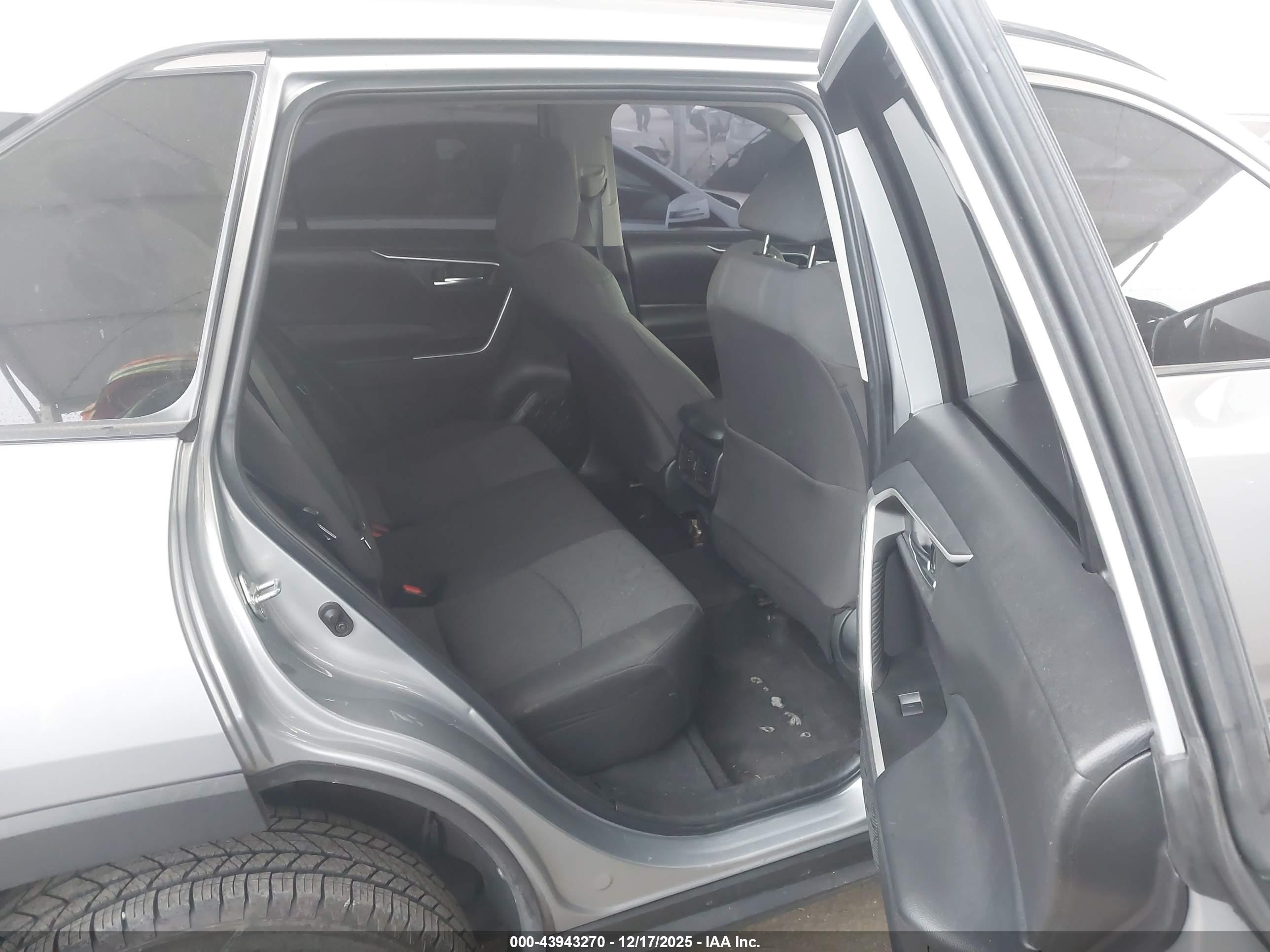 TOYOTA RAV4 image 8