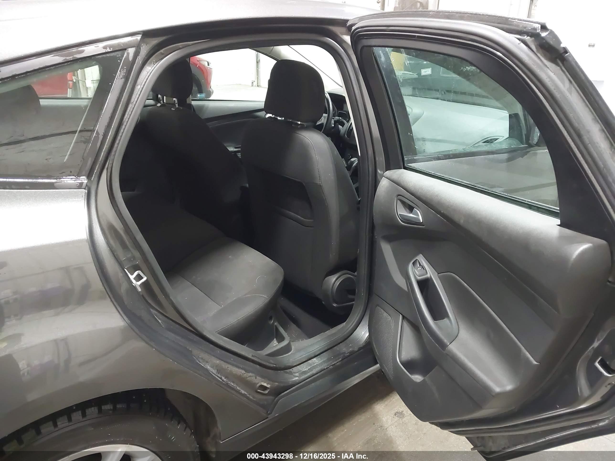 FORD FOCUS image 8