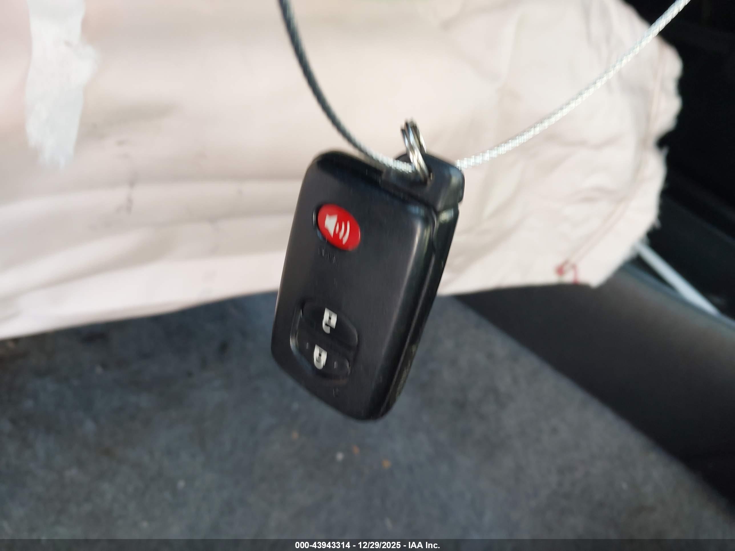 TOYOTA PRIUS image 11