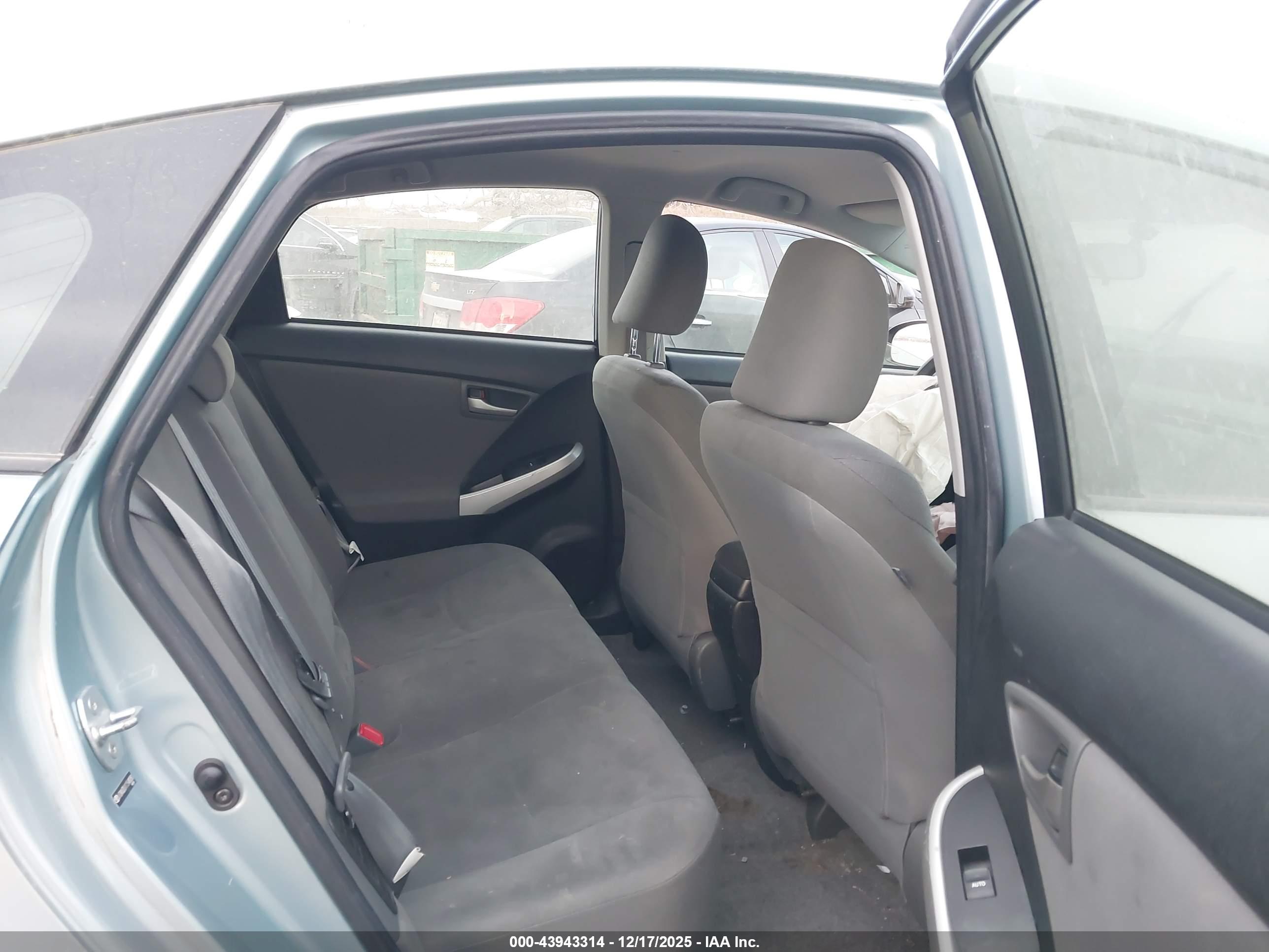 TOYOTA PRIUS image 8