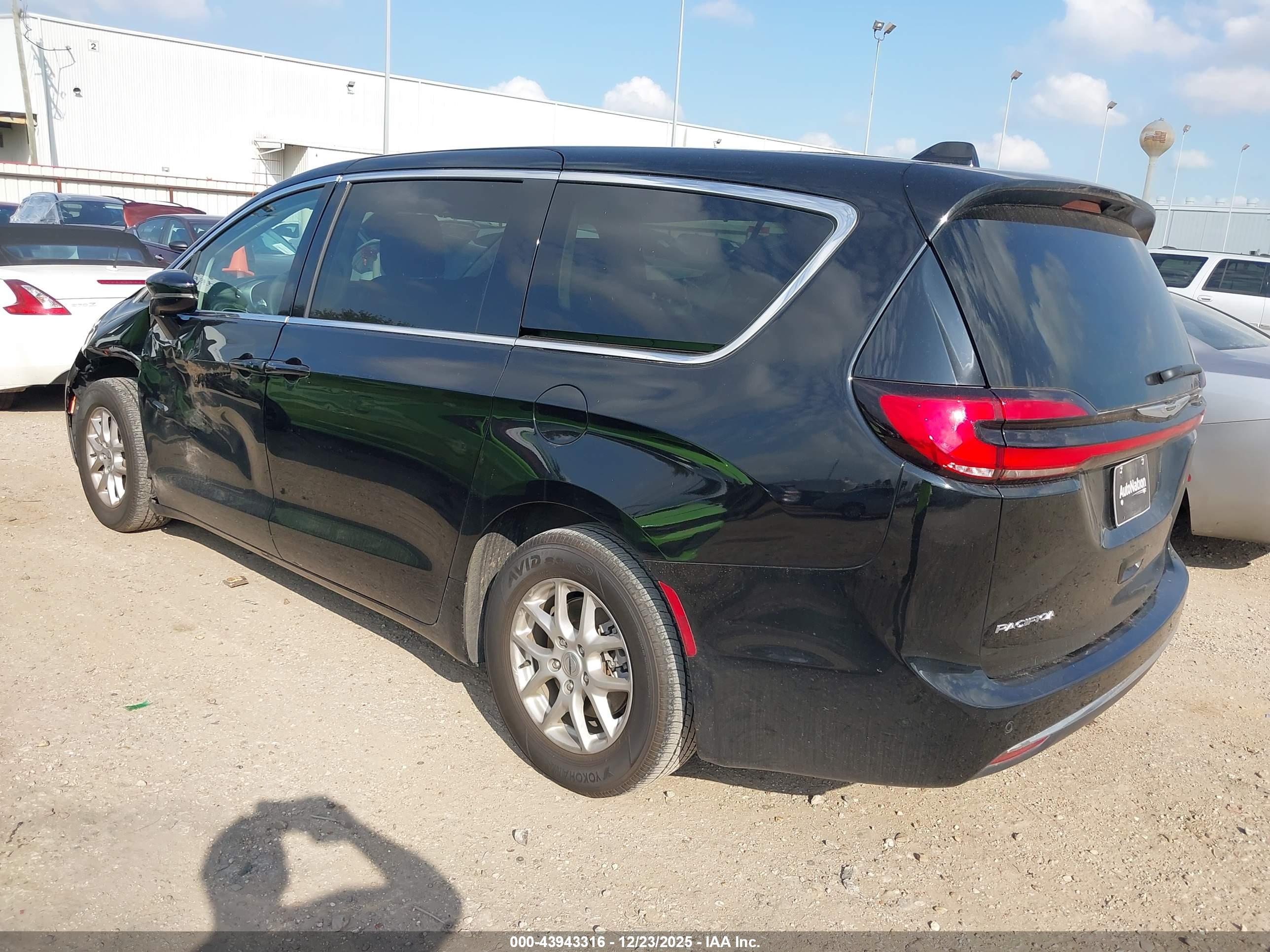 CHRYSLER PACIFICA image 3