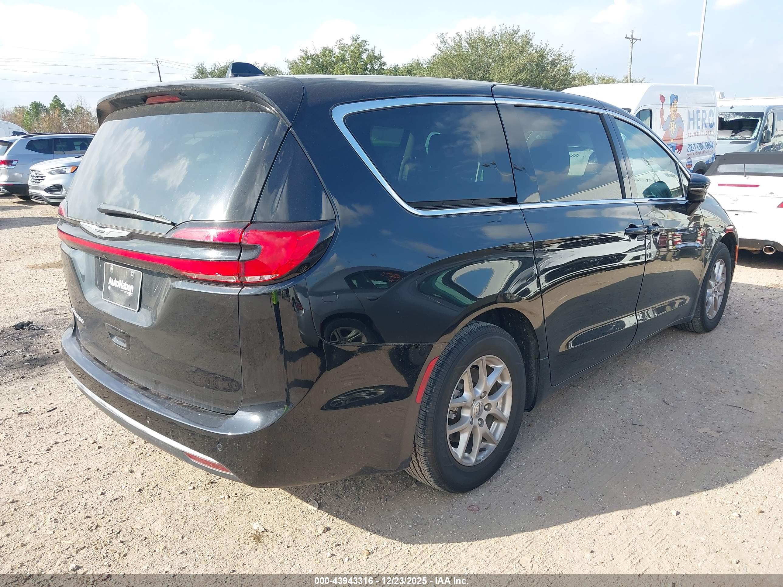 CHRYSLER PACIFICA image 4