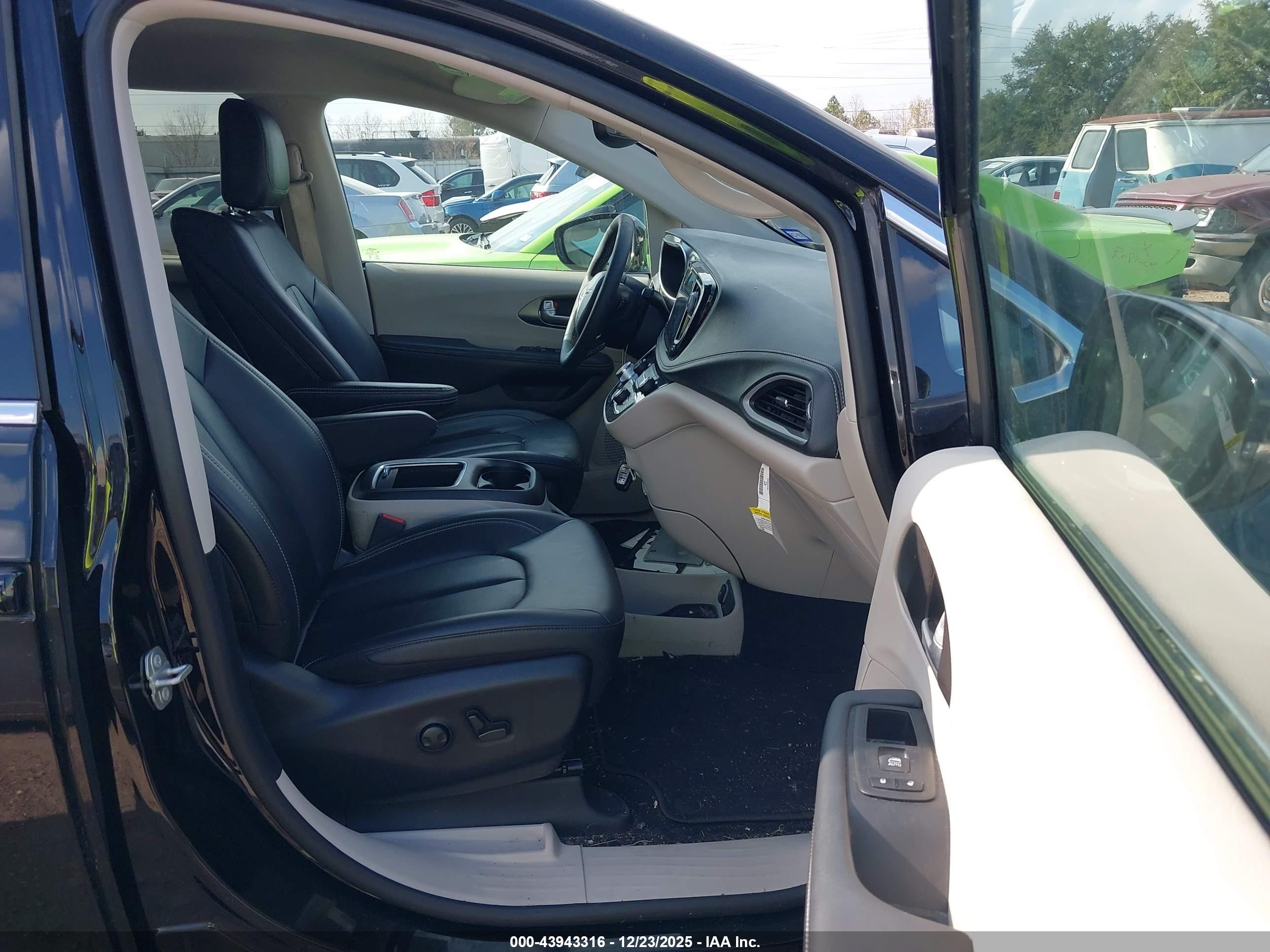 CHRYSLER PACIFICA image 5