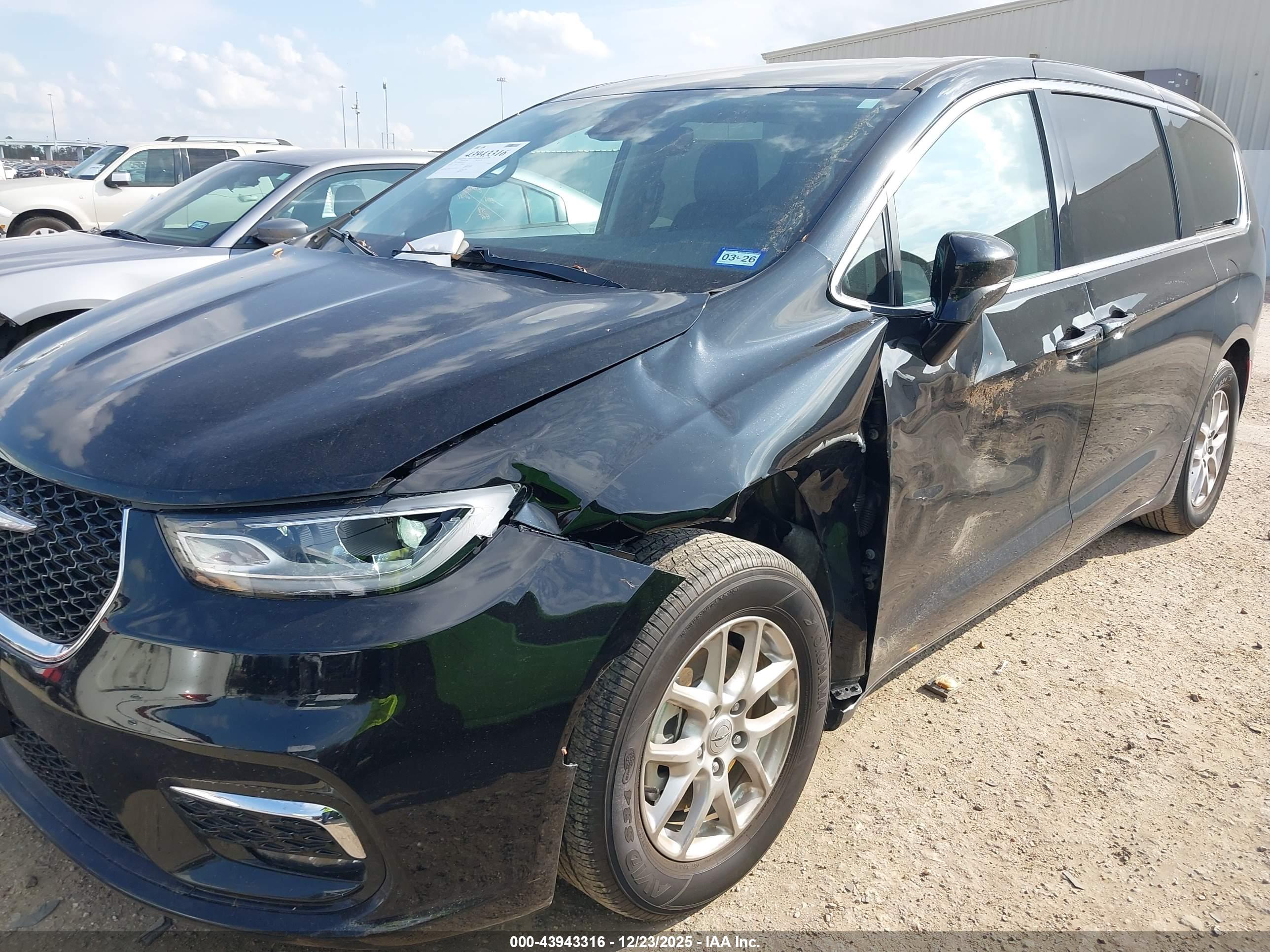 CHRYSLER PACIFICA image 6