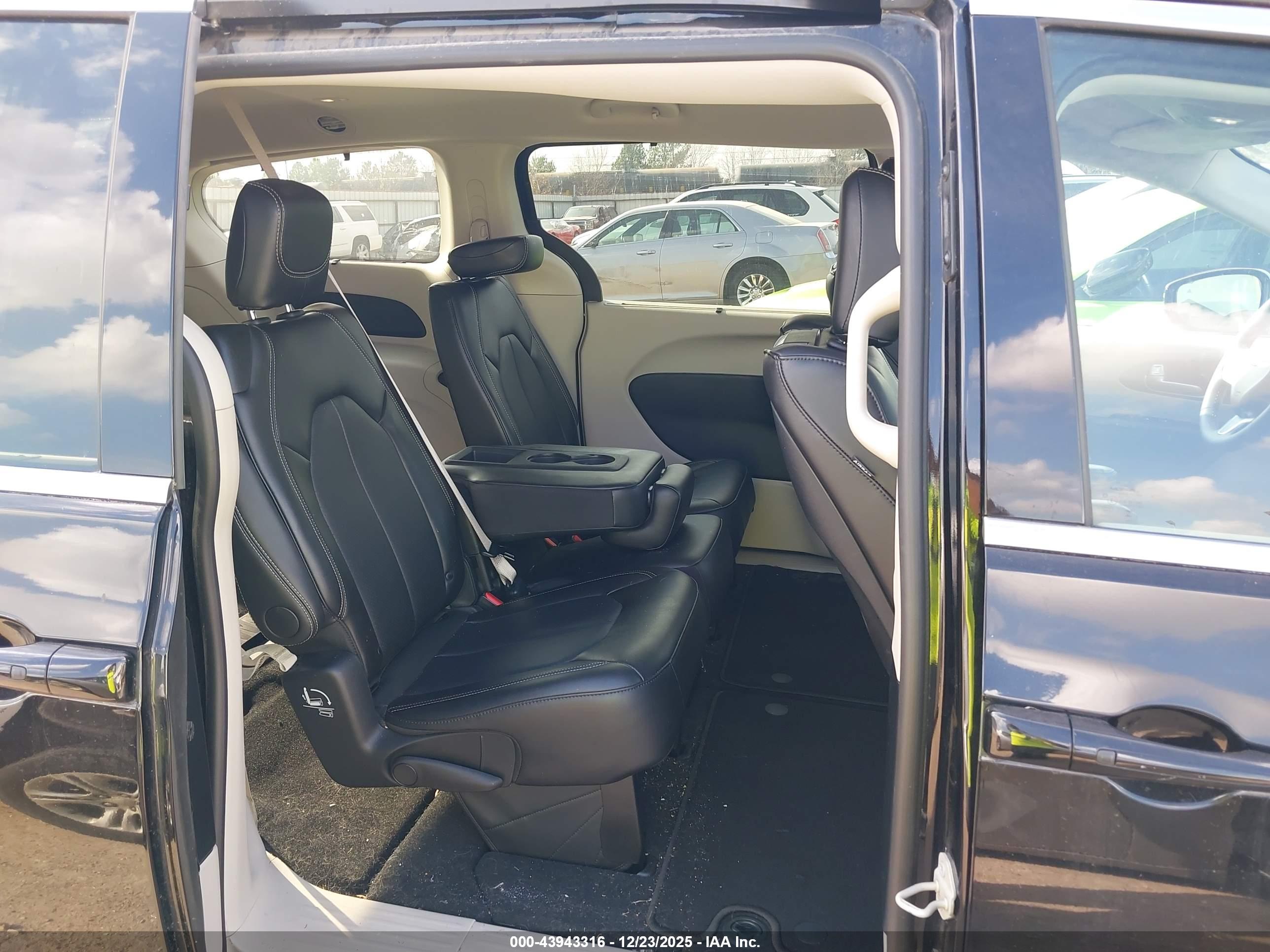CHRYSLER PACIFICA image 8