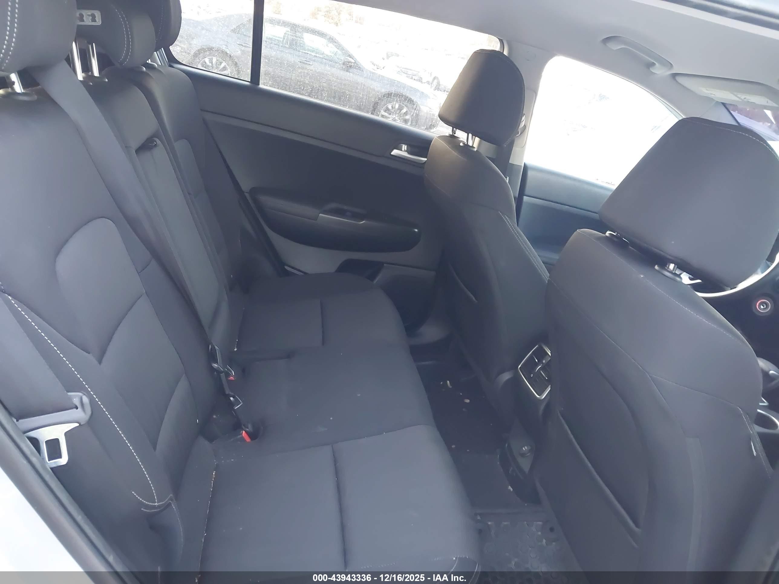 KIA SPORTAGE image 8