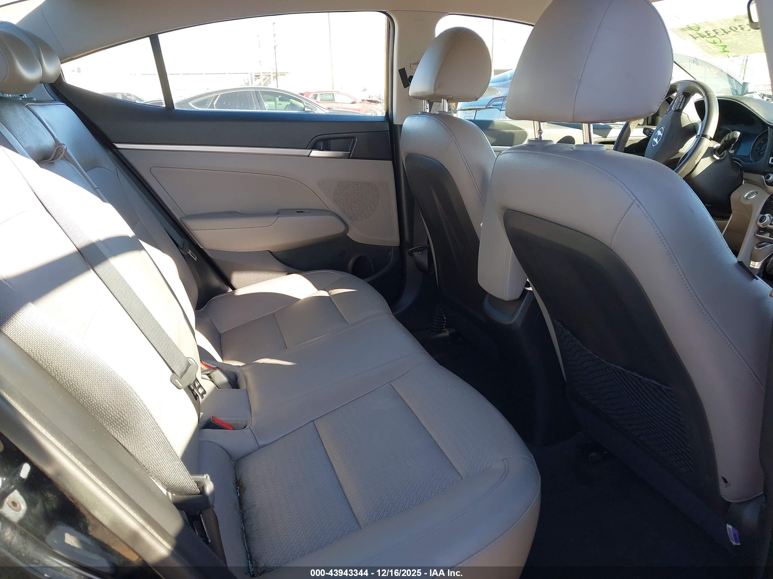HYUNDAI ELANTRA image 8