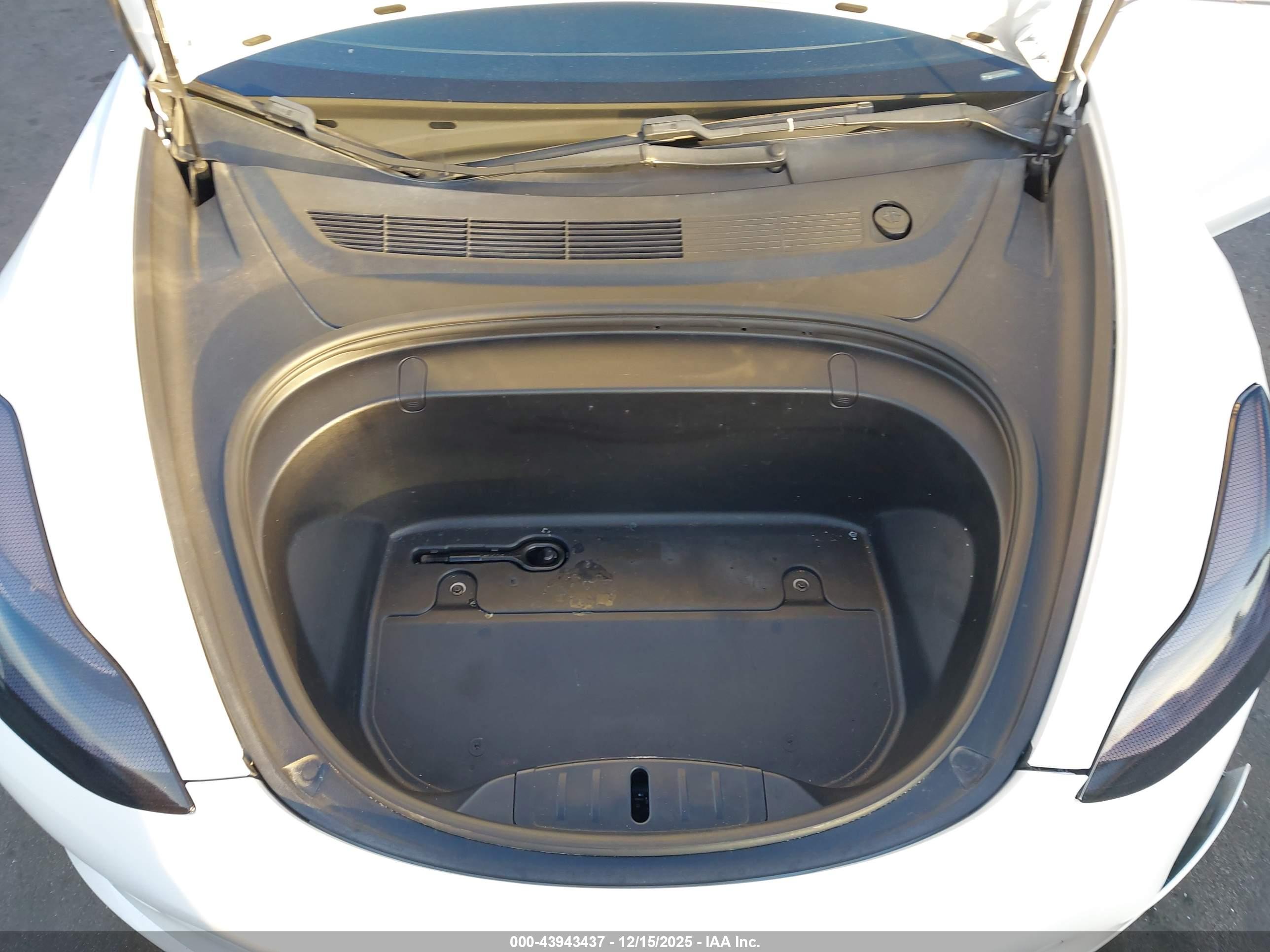 TESLA MODEL image 10
