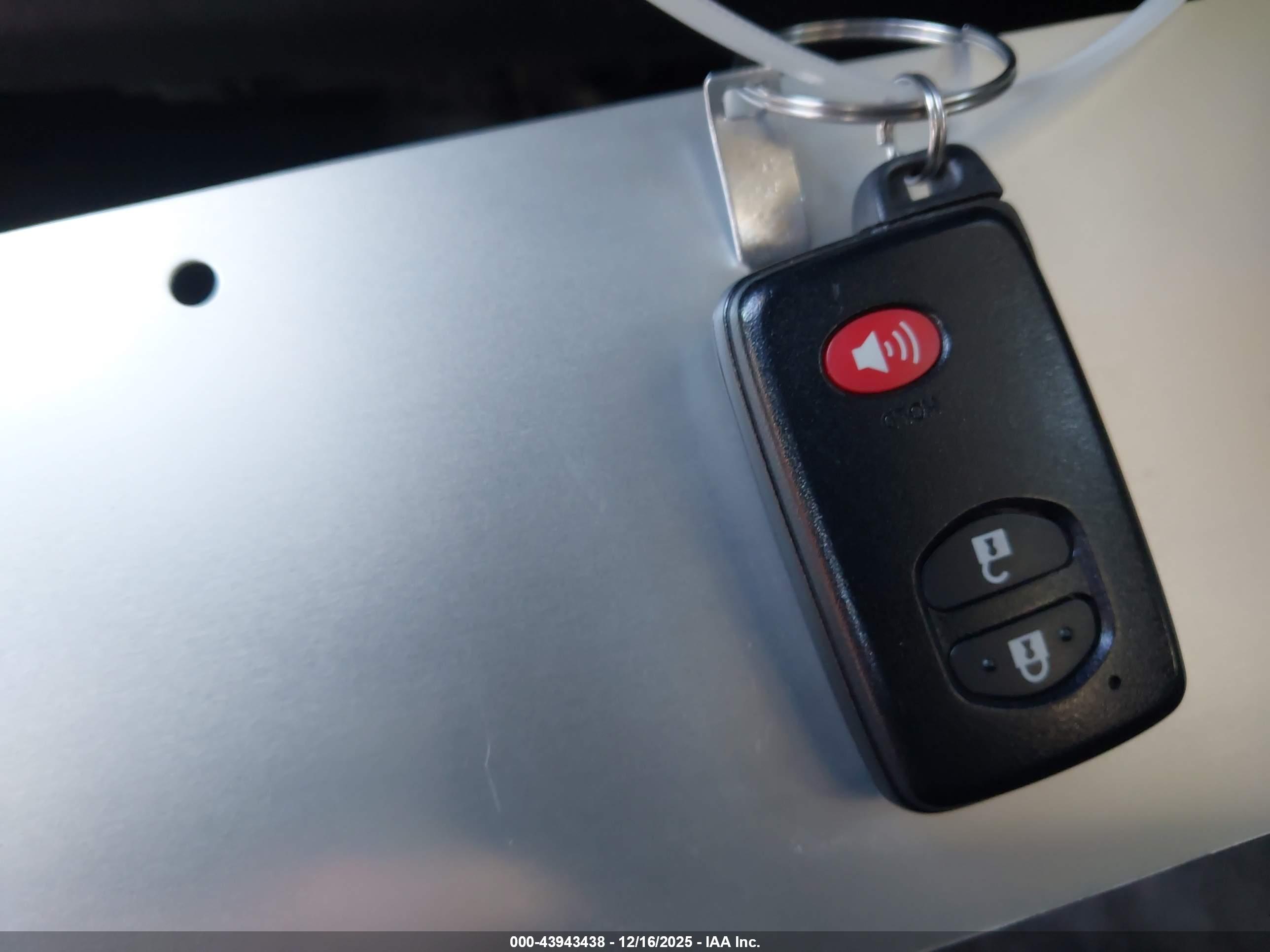 TOYOTA PRIUS image 11