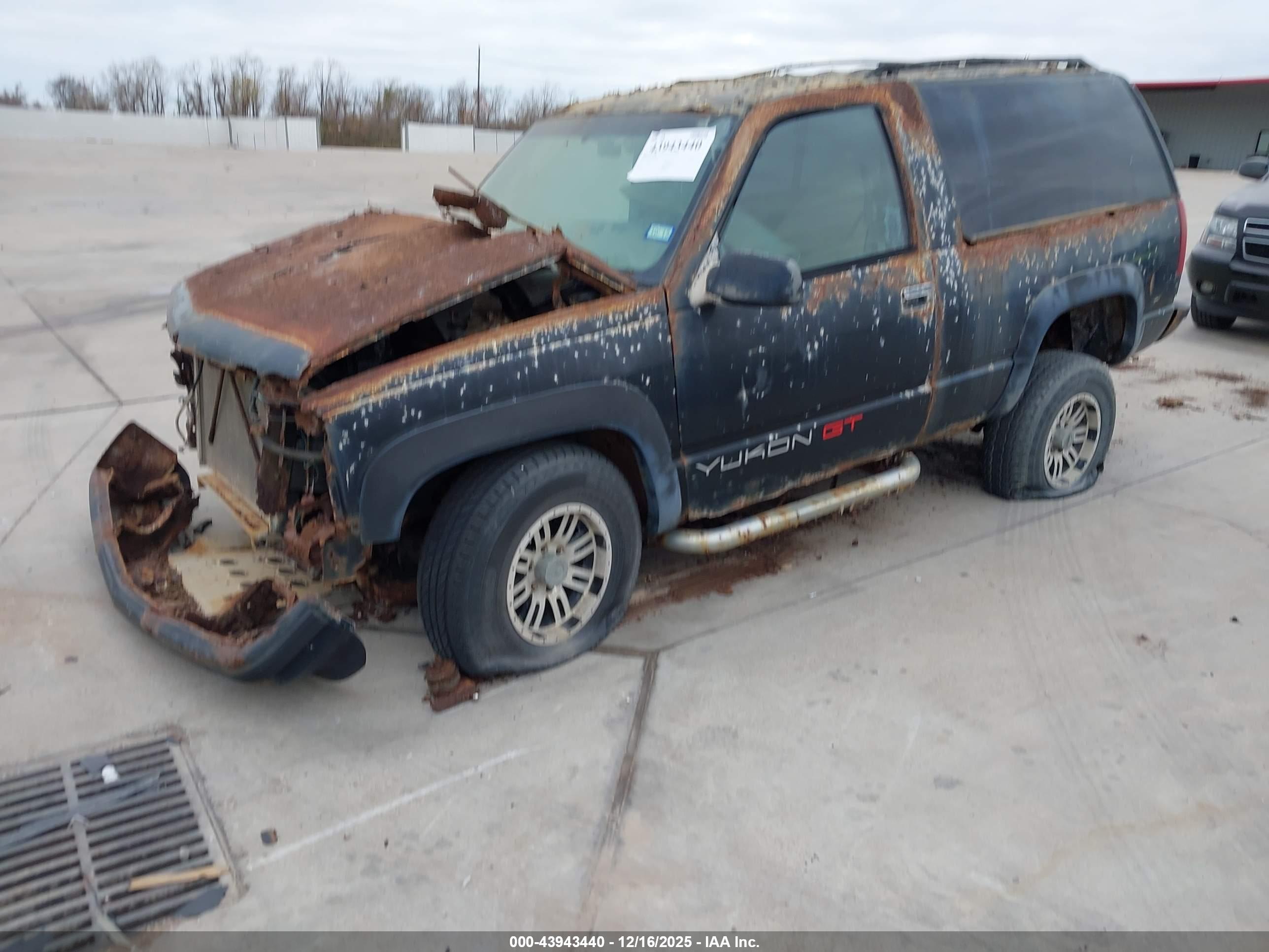 GMC YUKON image 2
