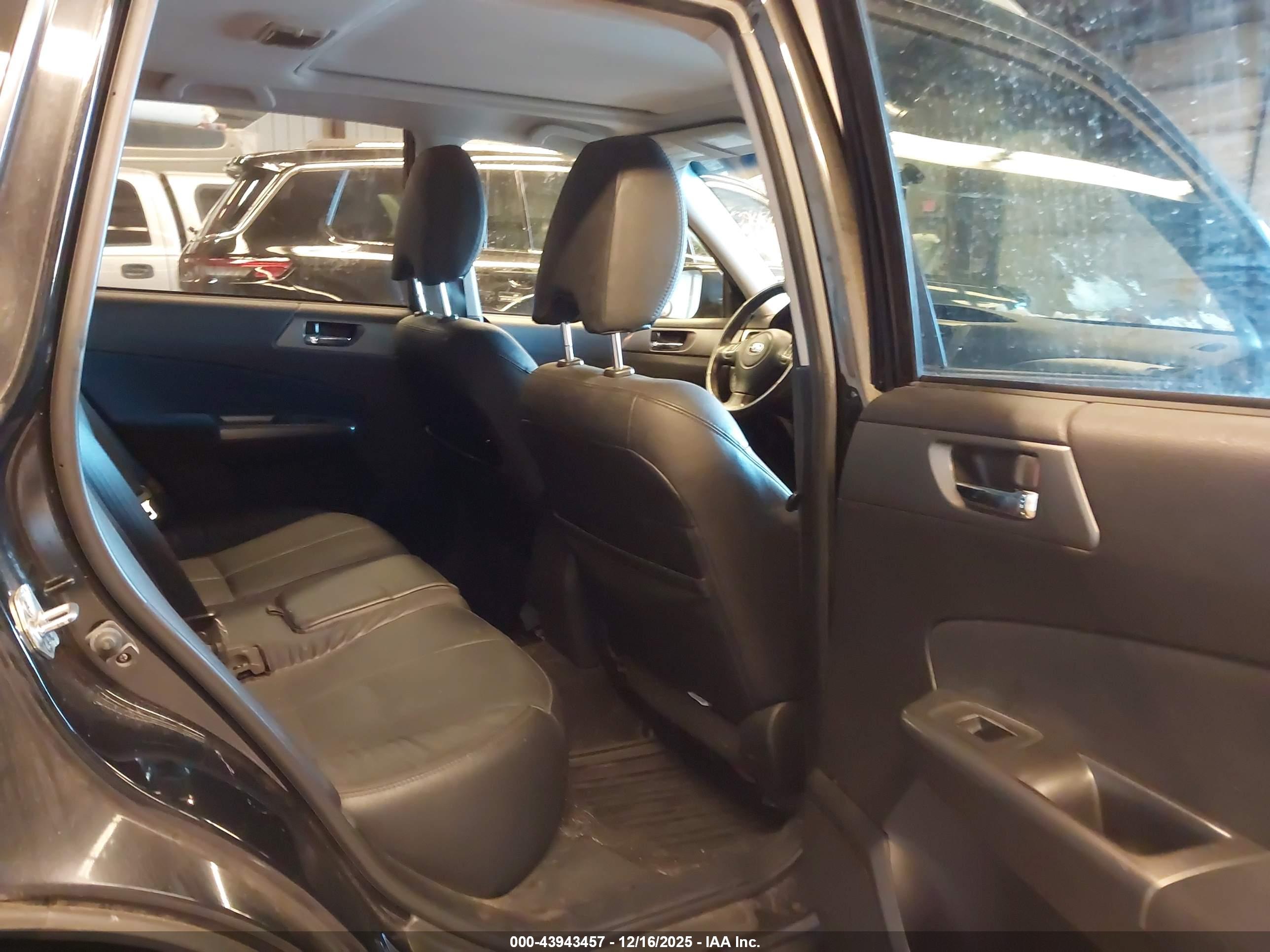 SUBARU FORESTER image 8
