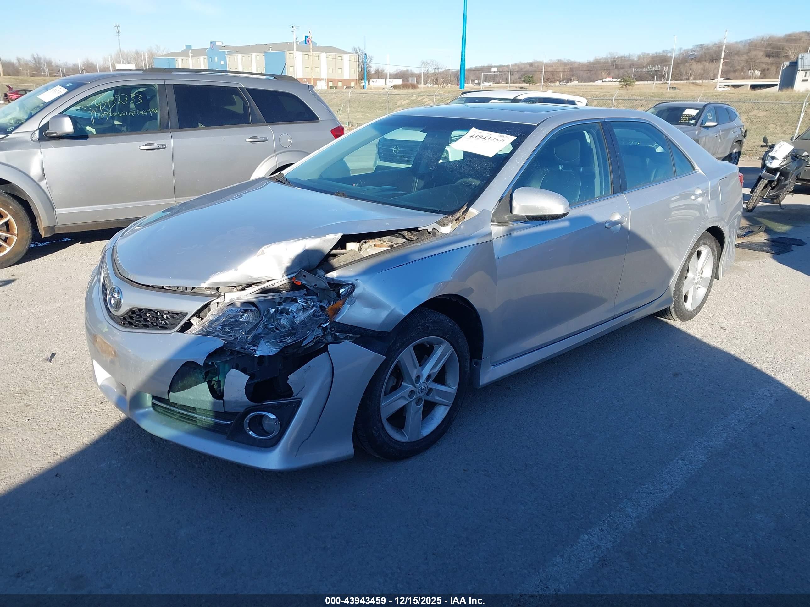 TOYOTA CAMRY image 2
