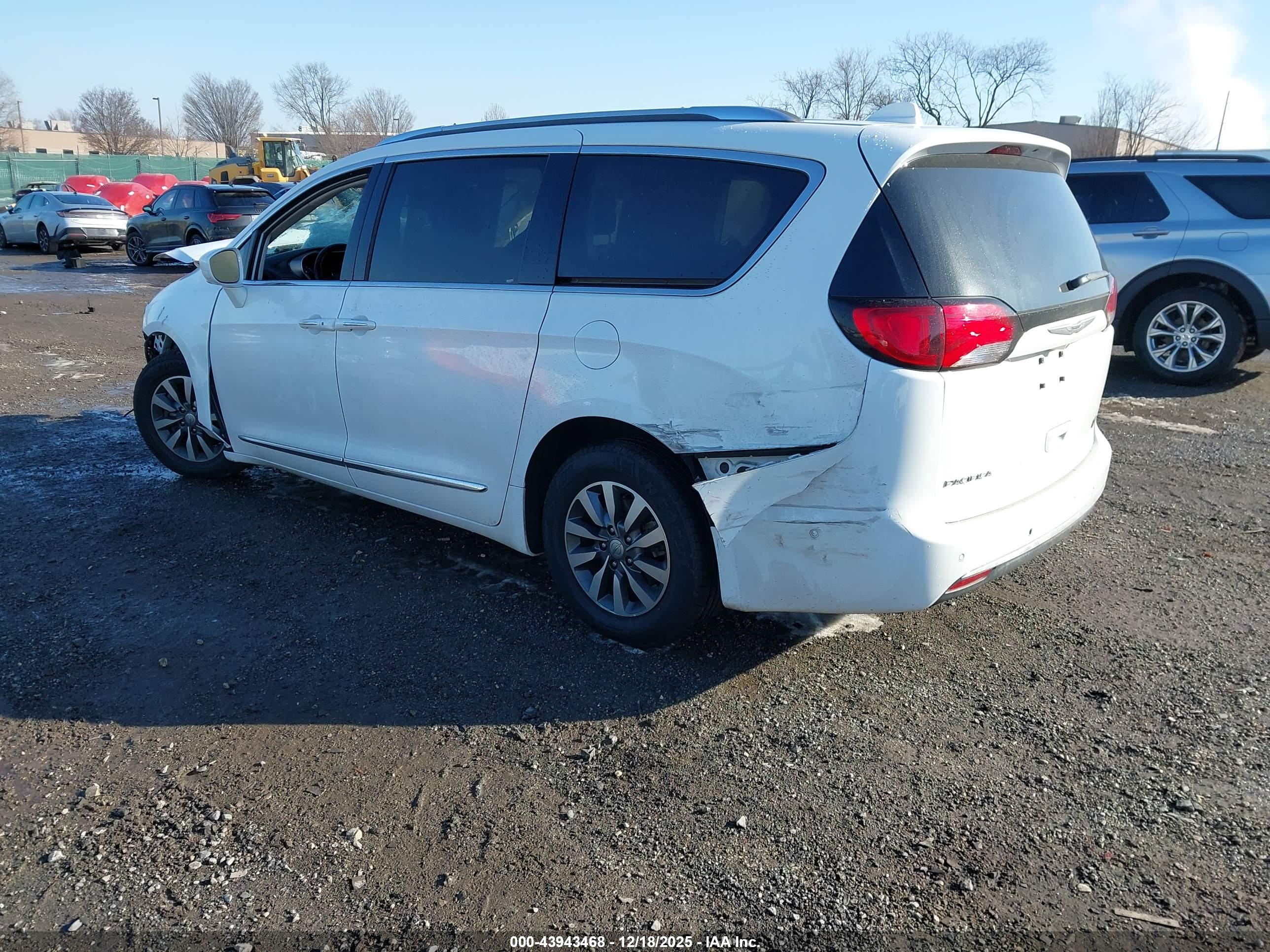 CHRYSLER PACIFICA image 3