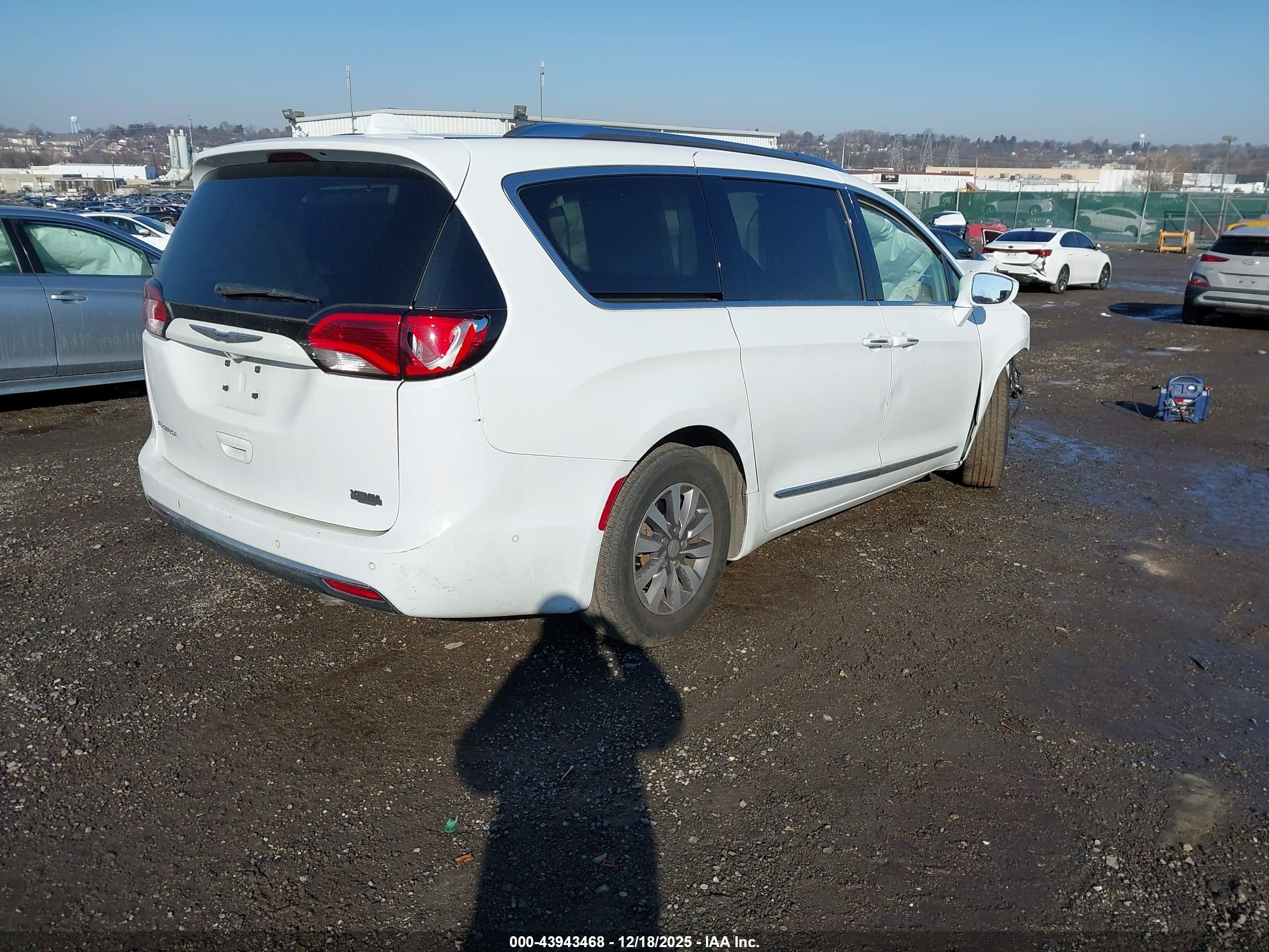 CHRYSLER PACIFICA image 4