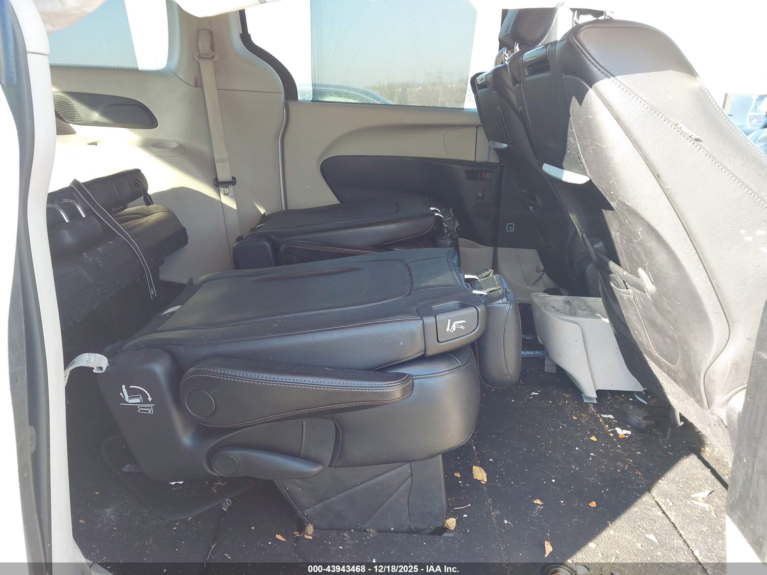 CHRYSLER PACIFICA image 8
