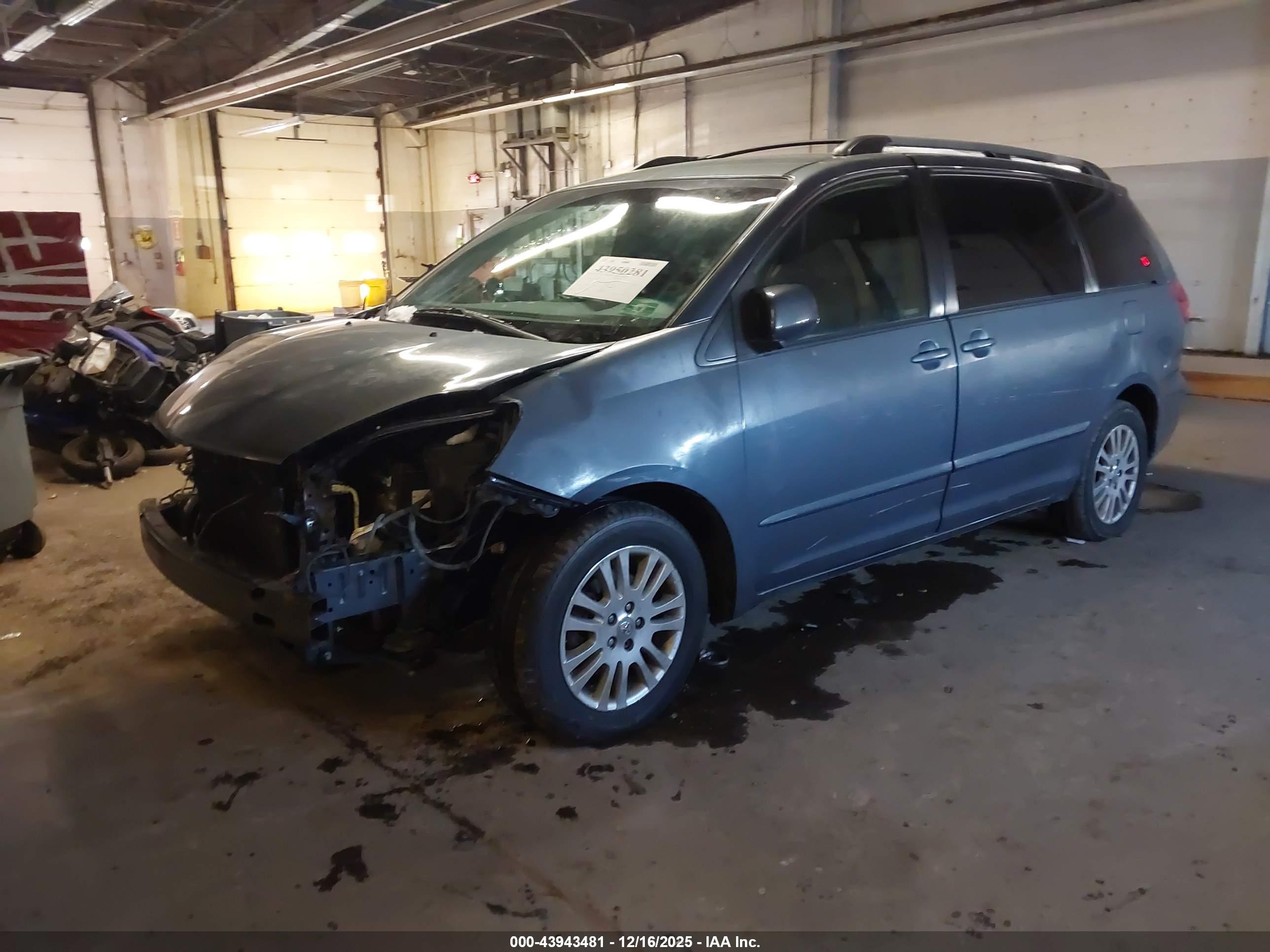 TOYOTA SIENNA image 2