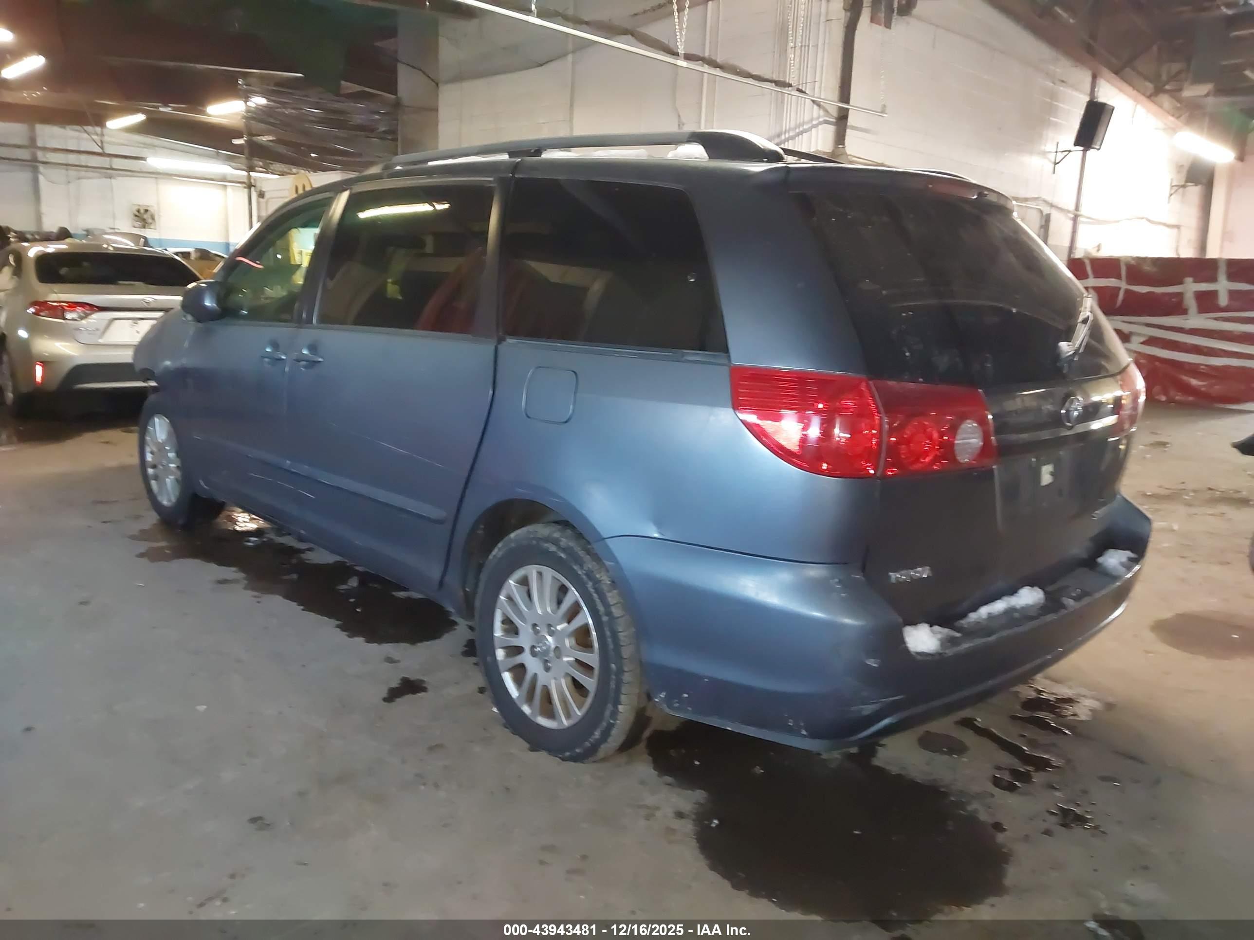 TOYOTA SIENNA image 3
