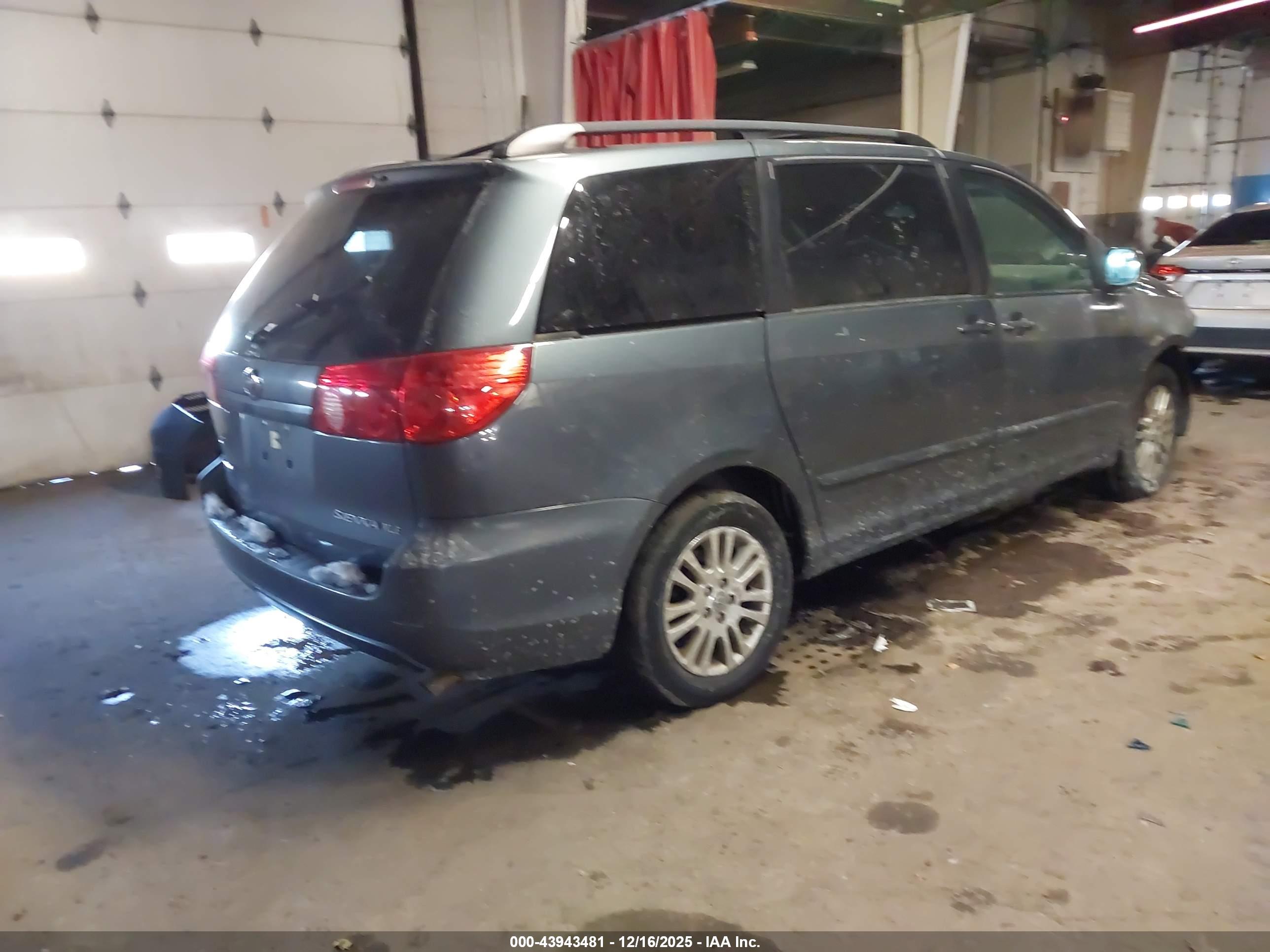 TOYOTA SIENNA image 4