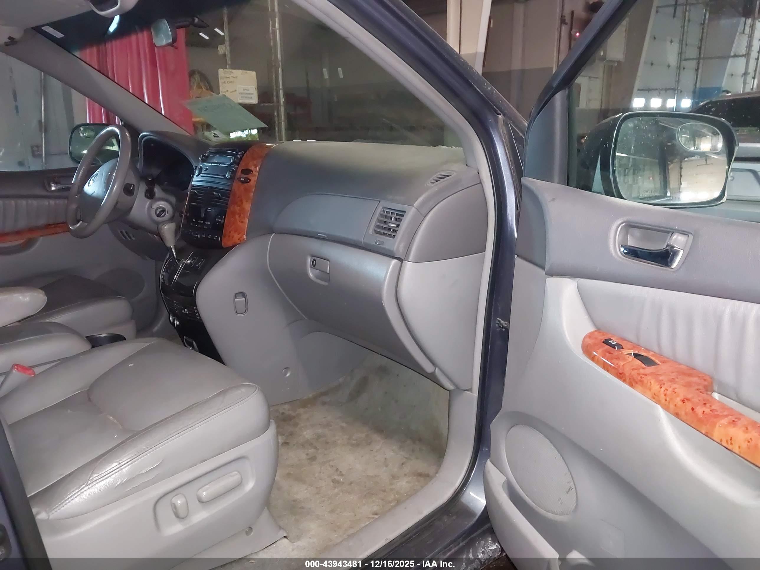 TOYOTA SIENNA image 5